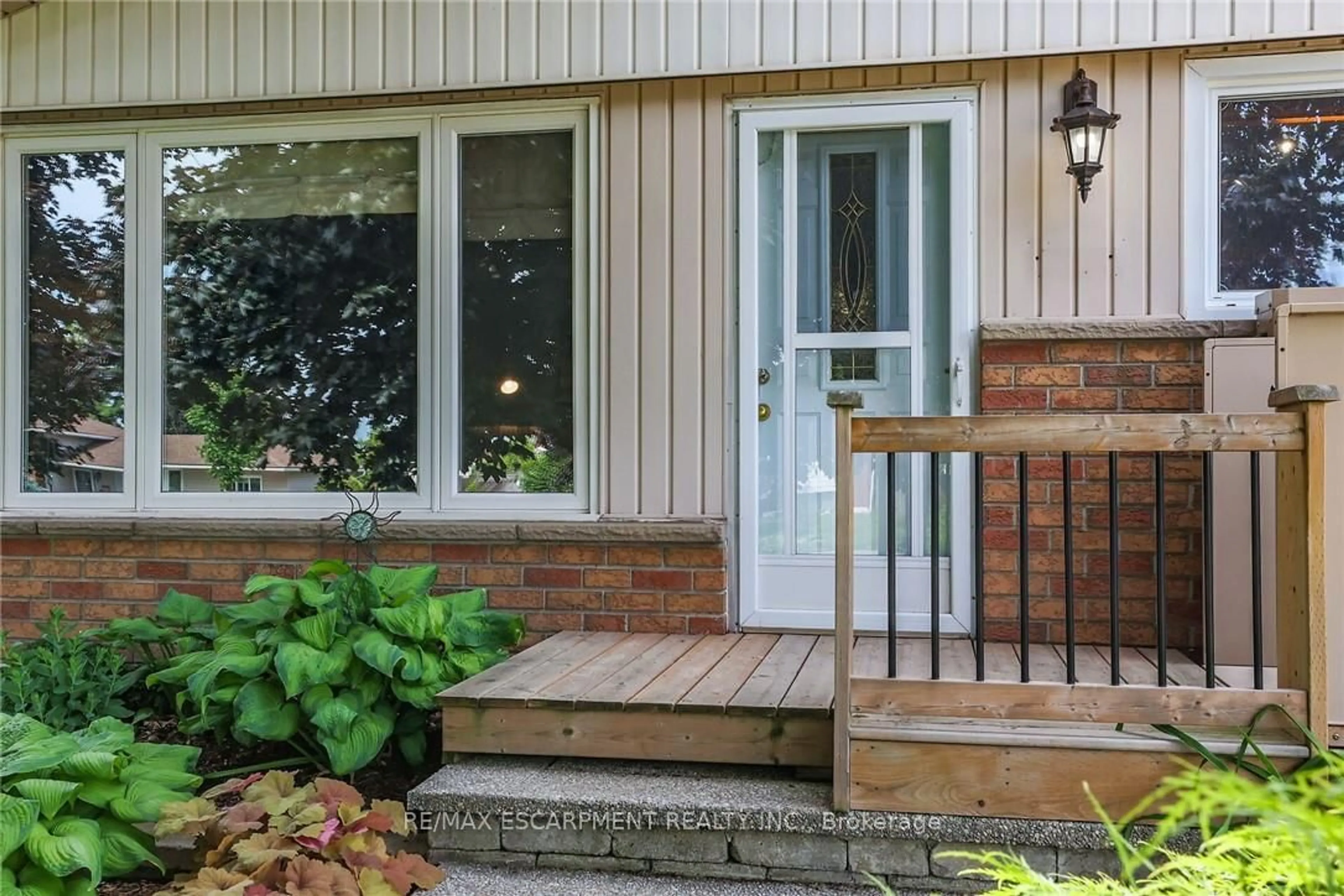 Indoor entryway for 57 Cline Mountain Rd, Grimsby Ontario L3M 4B4