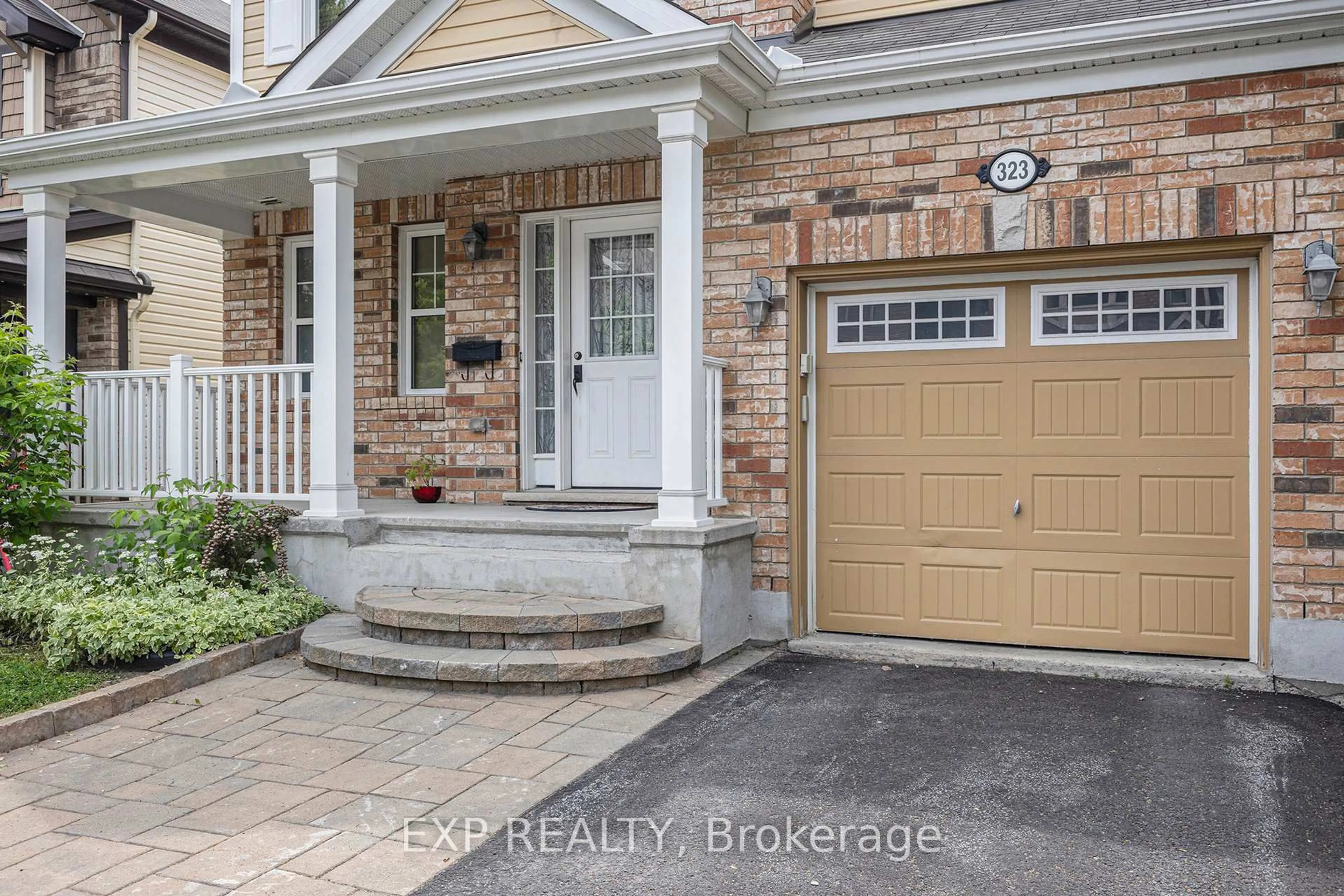 Indoor entryway for 323 Gallantry Way, Stittsville Ontario K2S 0P8