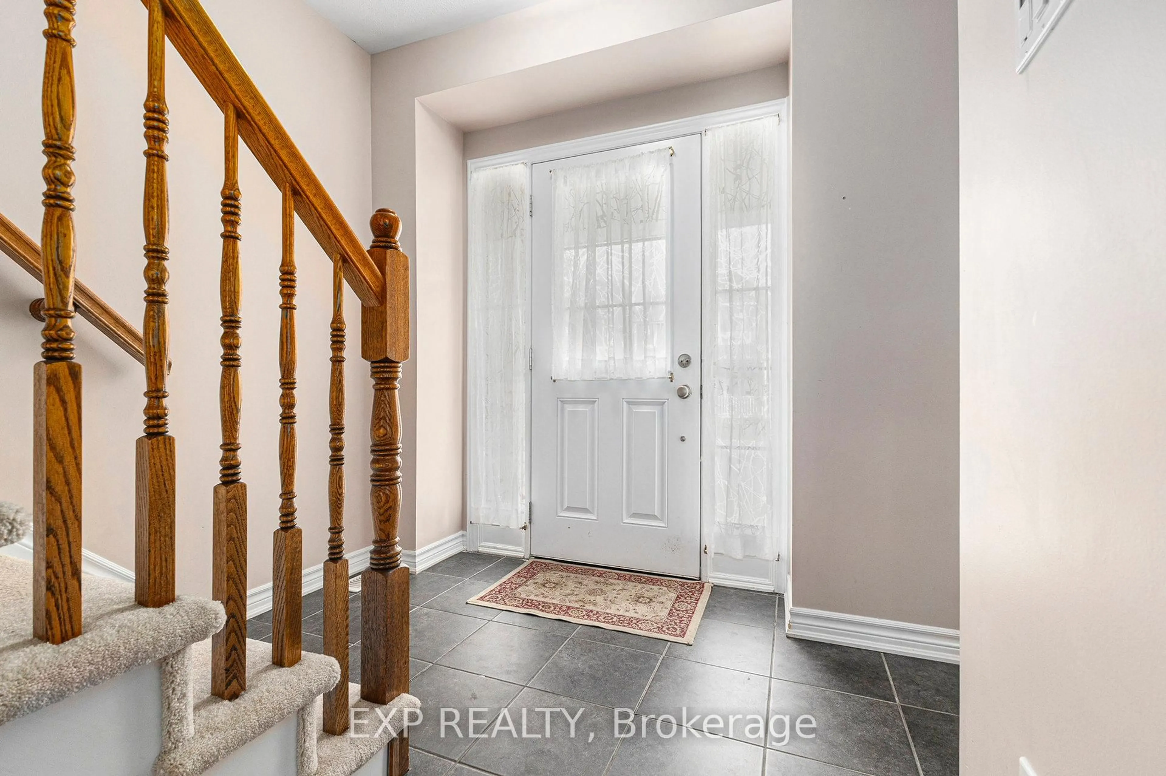 Indoor entryway for 323 Gallantry Way, Stittsville Ontario K2S 0P8
