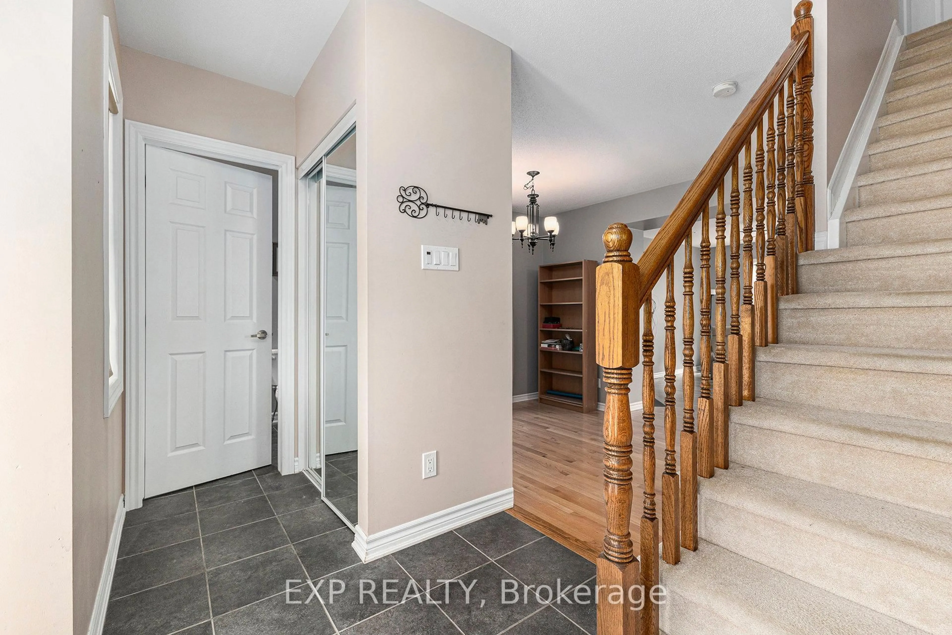 Indoor entryway for 323 Gallantry Way, Stittsville Ontario K2S 0P8