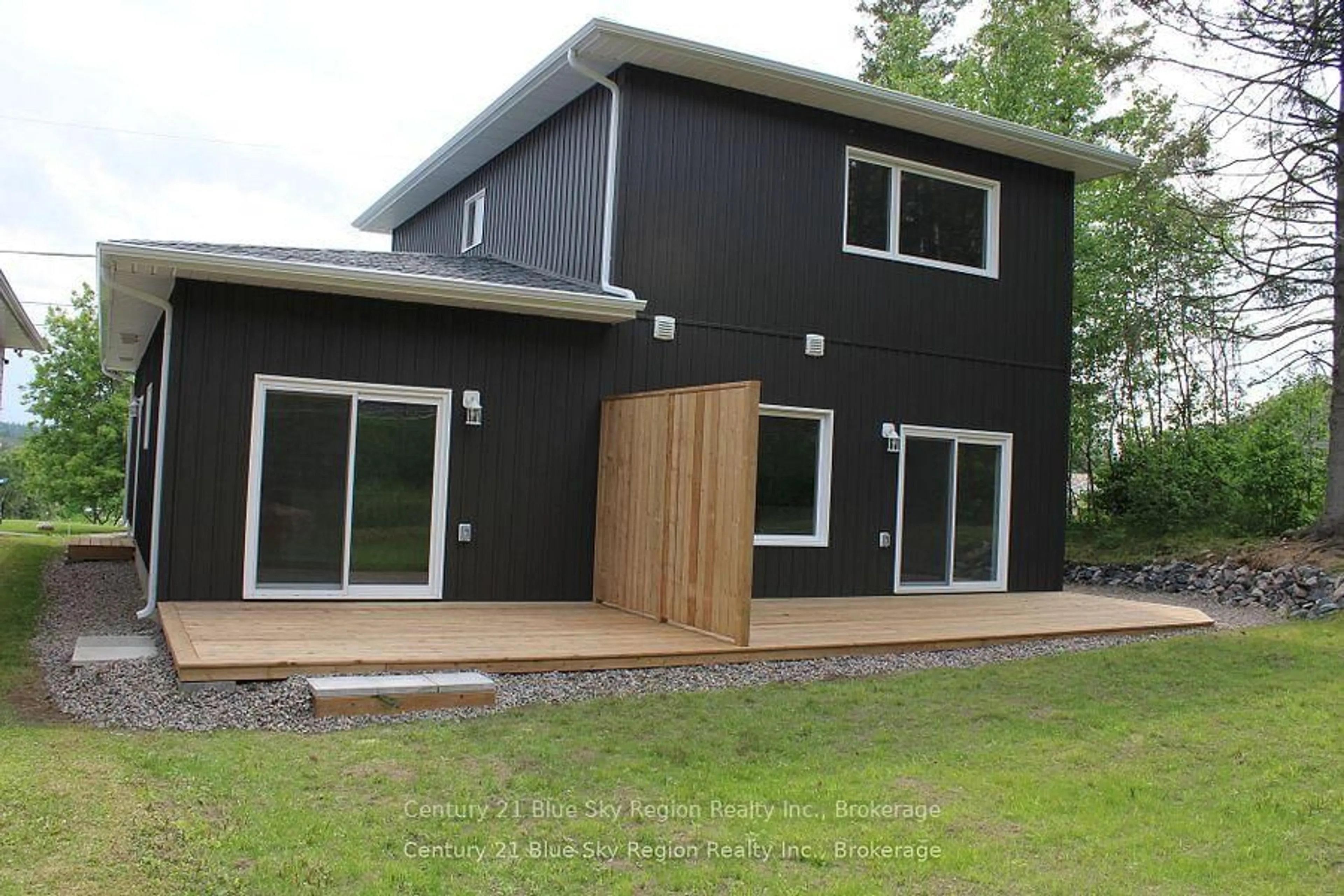 Home with vinyl exterior material, building for 16 Birch St, Powassan Ontario P0H 1Z0