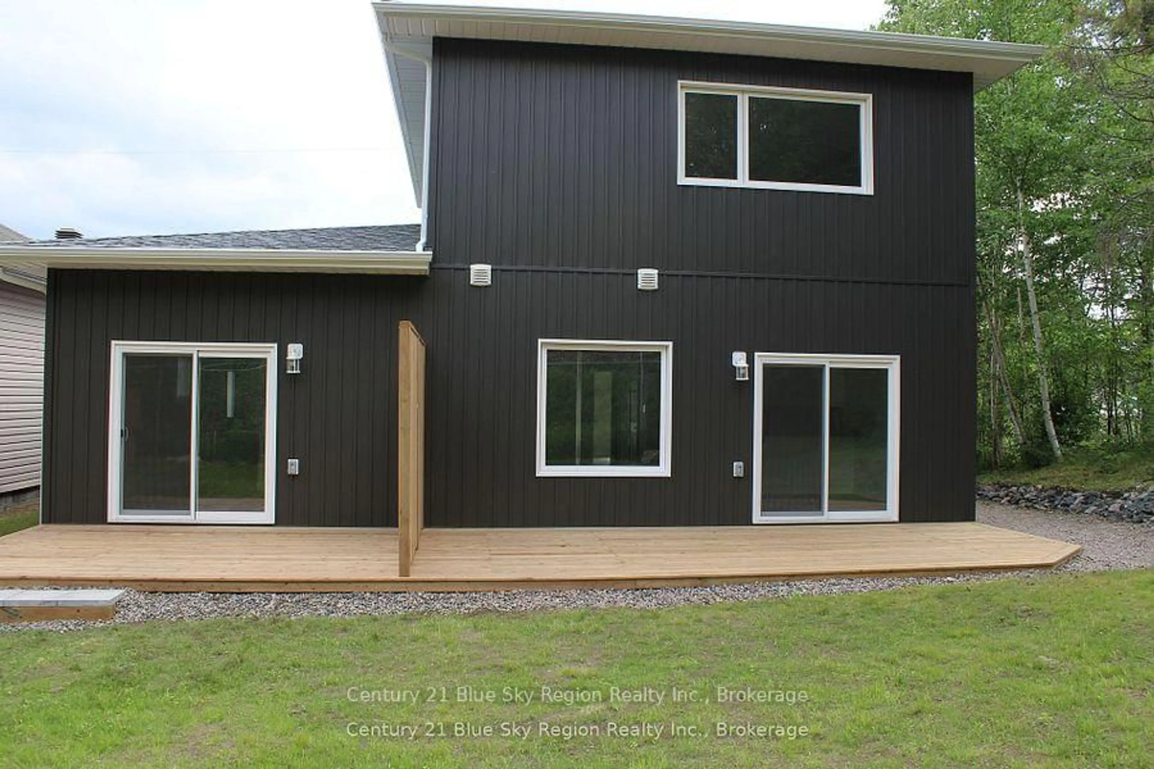 Home with vinyl exterior material, building for 16 Birch St, Powassan Ontario P0H 1Z0