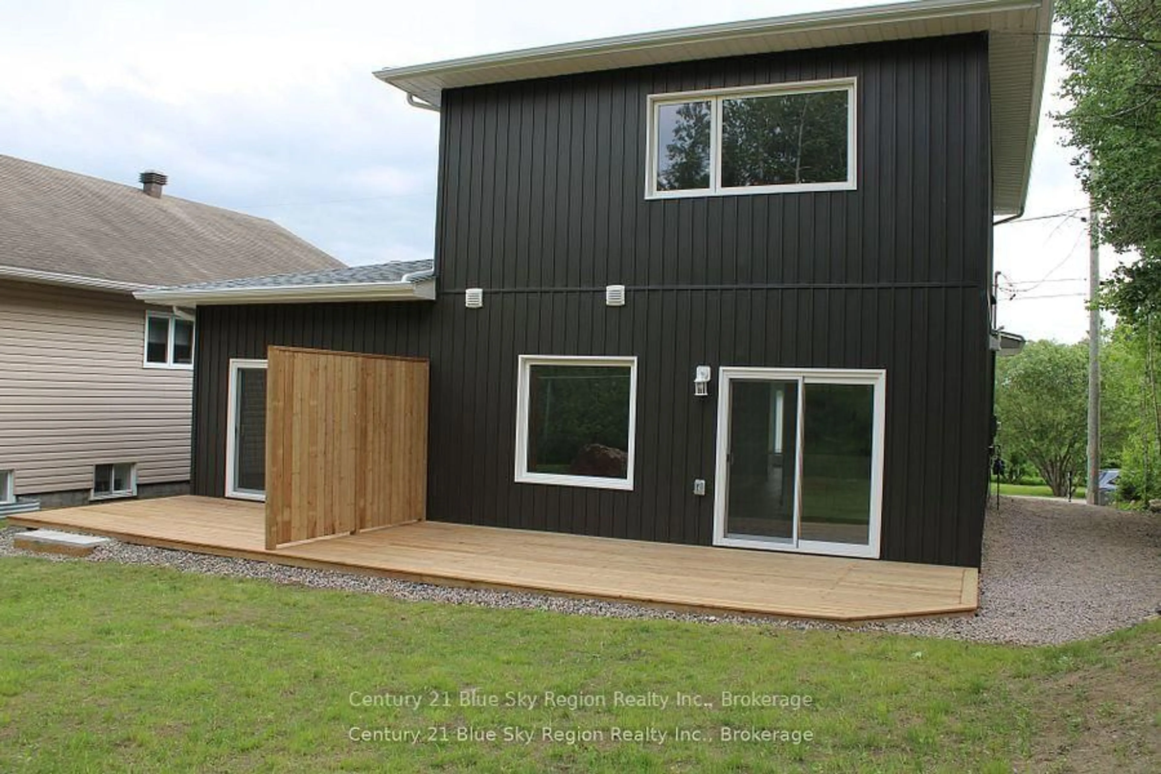 Home with vinyl exterior material, building for 16 Birch St, Powassan Ontario P0H 1Z0