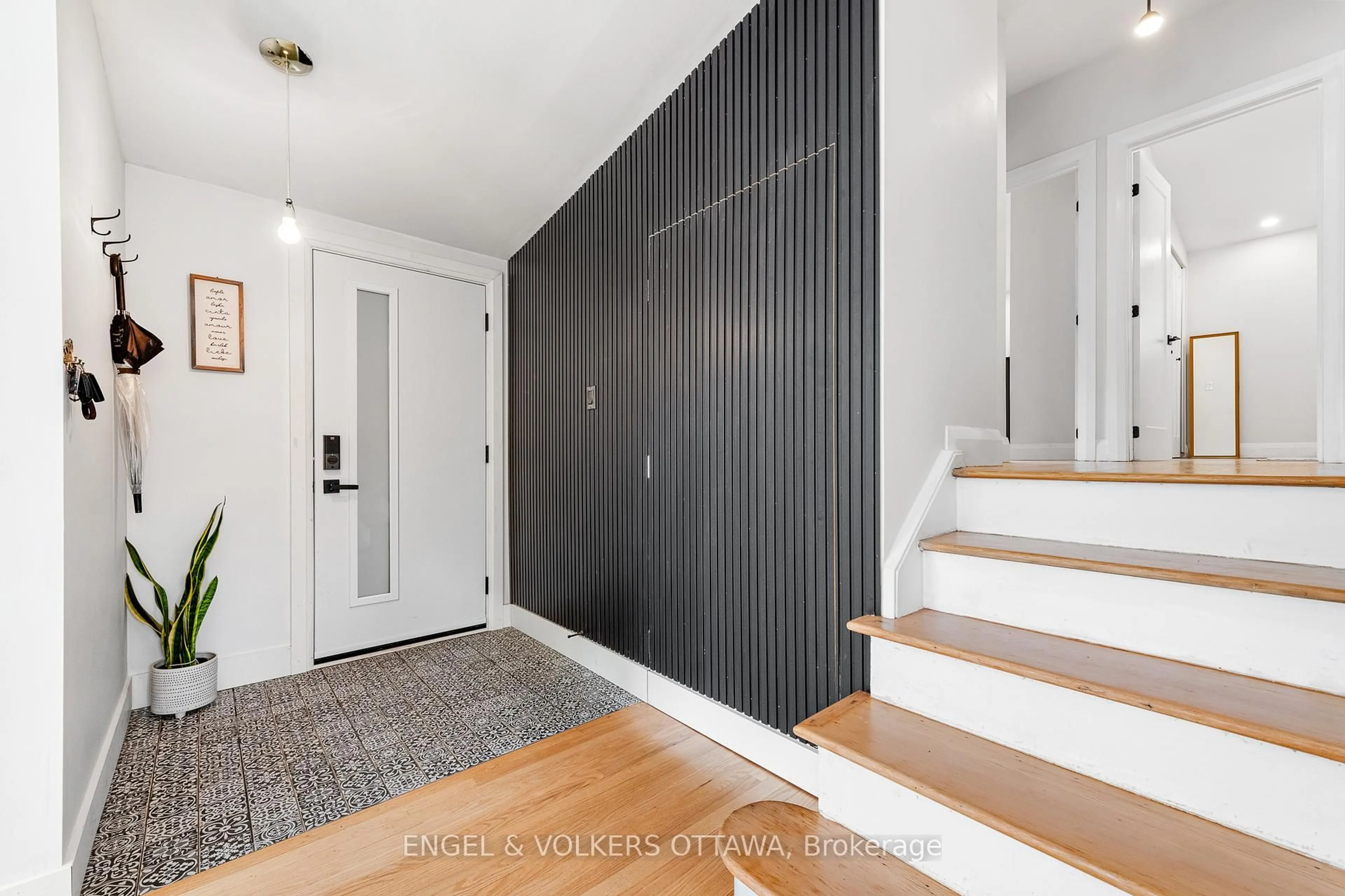 Indoor entryway for 2061 Featherston Dr, Ottawa Ontario K1H 6R1