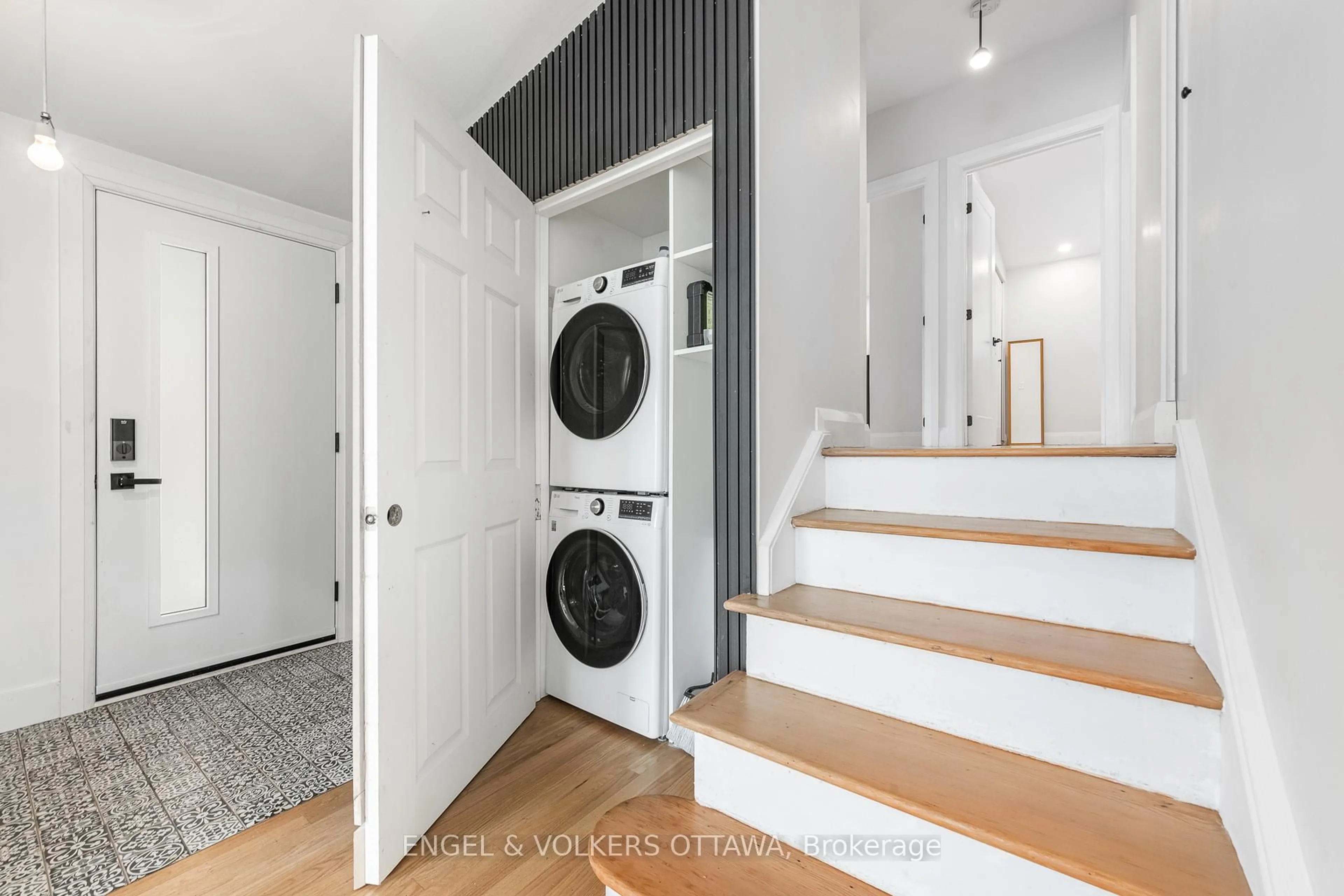 Laundry room for 2061 Featherston Dr, Ottawa Ontario K1H 6R1