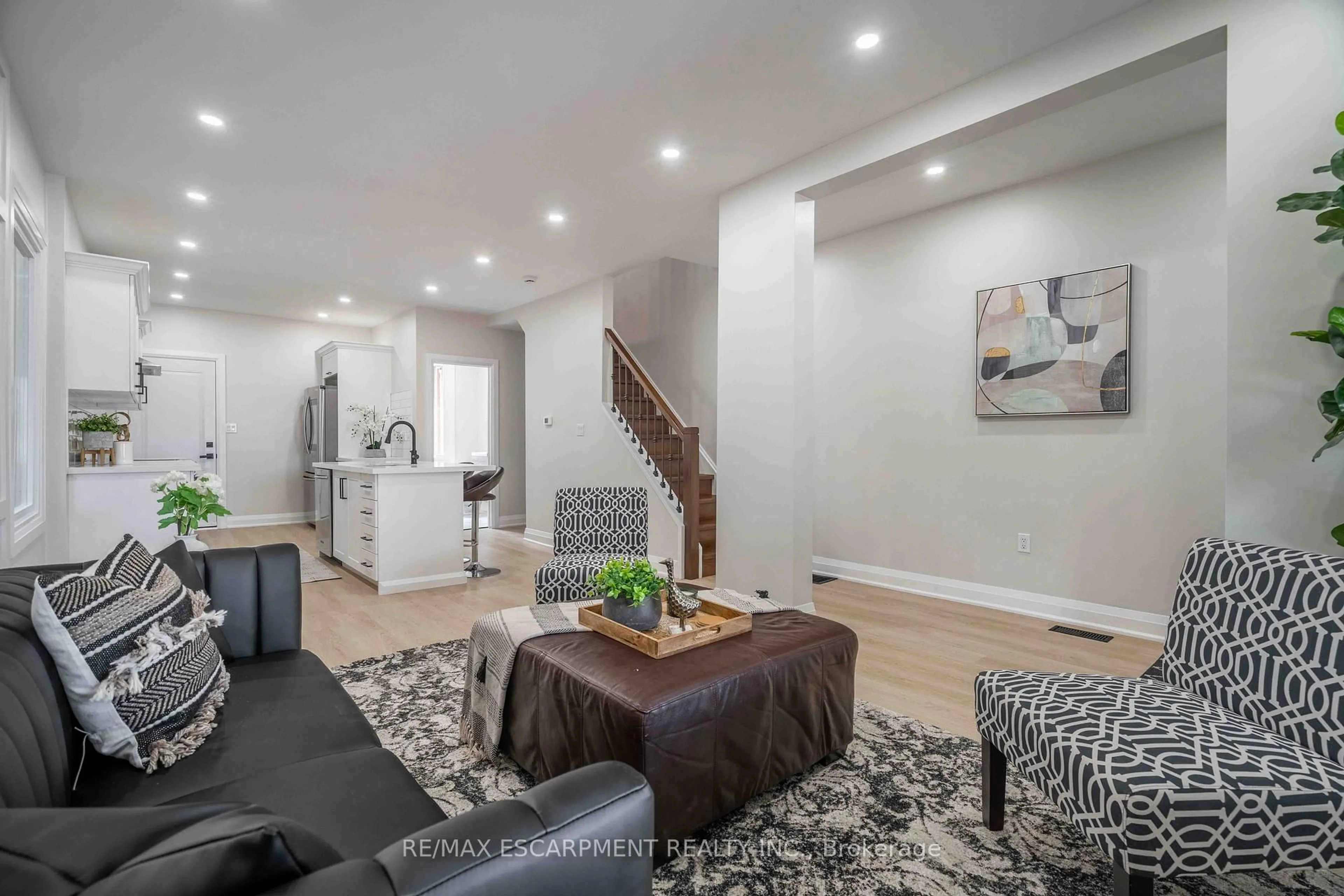 Living room with furniture, unknown for 44 Lloyd St, Hamilton Ontario L8L 3H4