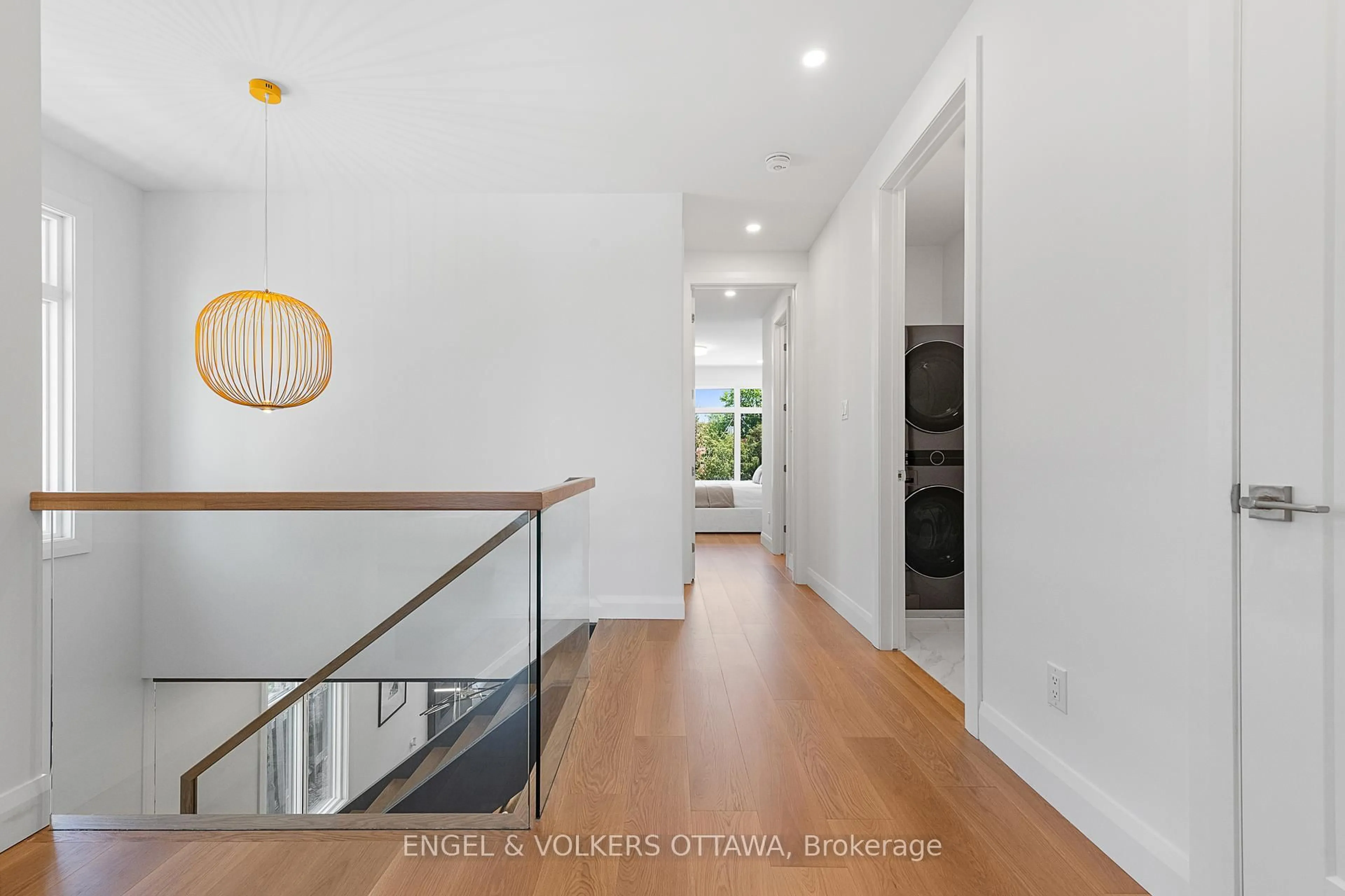 Indoor foyer for 491 Highcroft Ave, Ottawa Ontario K1Z 5J3
