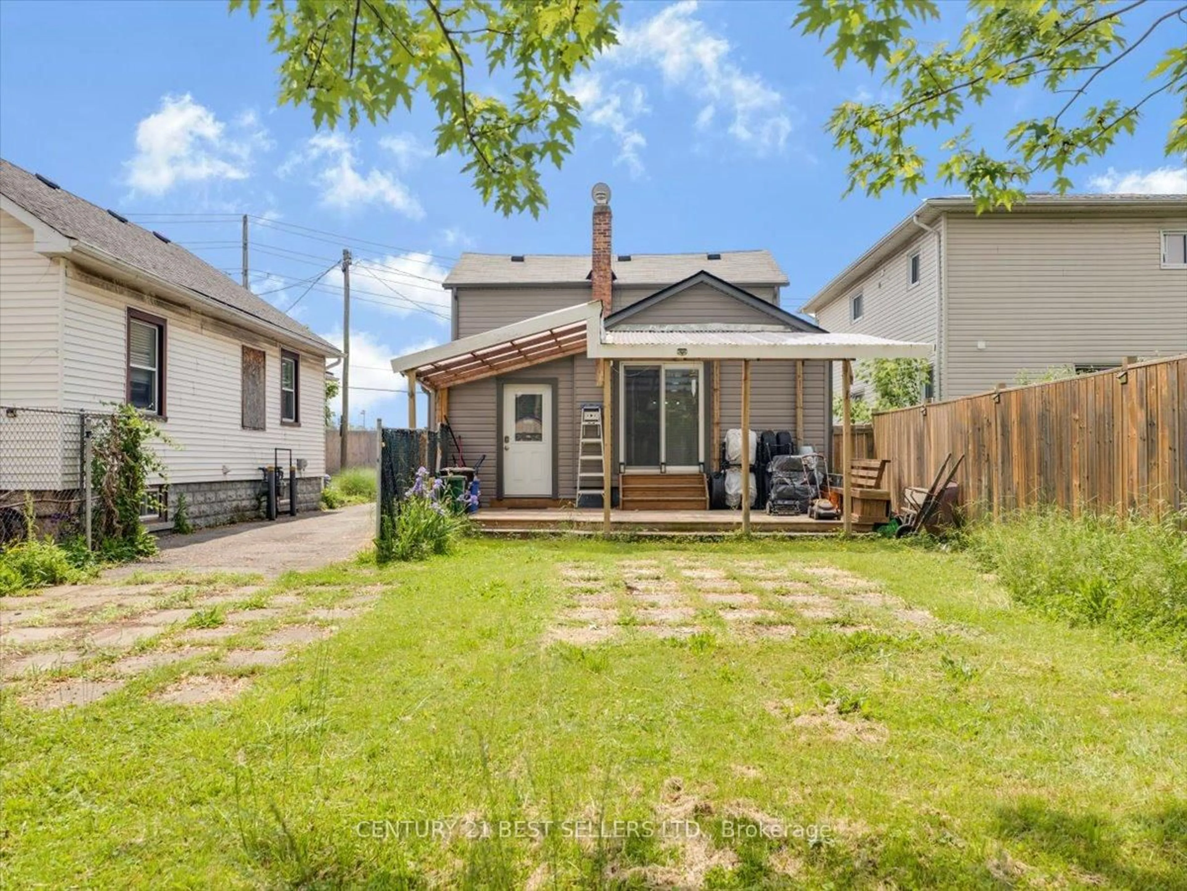 A pic from outside/outdoor area/front of a property/back of a property/a pic from drone, street for 39 Carlton St, St. Catharines Ontario L2R 1P7