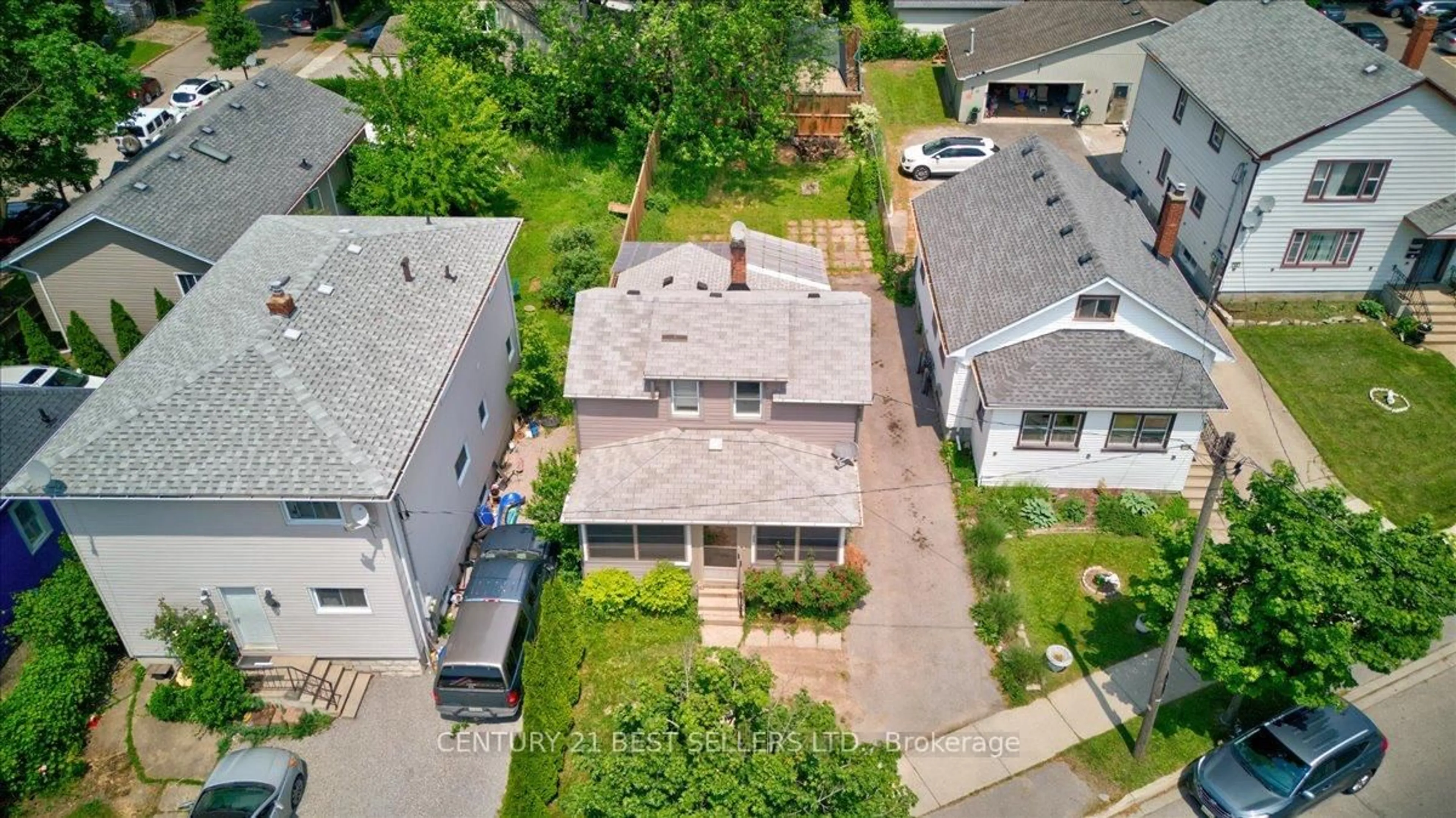 A pic from outside/outdoor area/front of a property/back of a property/a pic from drone, street for 39 Carlton St, St. Catharines Ontario L2R 1P7