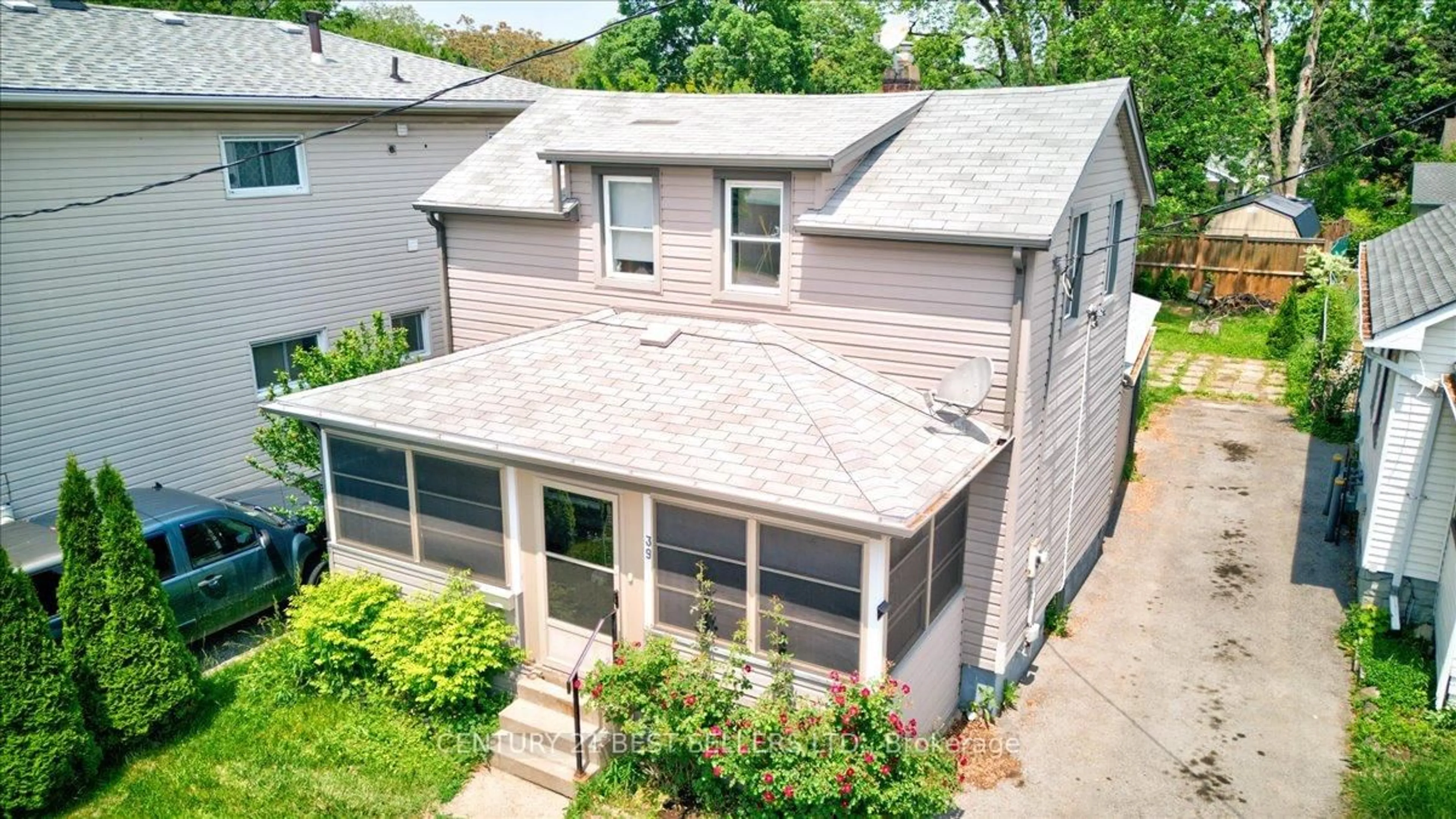 A pic from outside/outdoor area/front of a property/back of a property/a pic from drone, street for 39 Carlton St, St. Catharines Ontario L2R 1P7