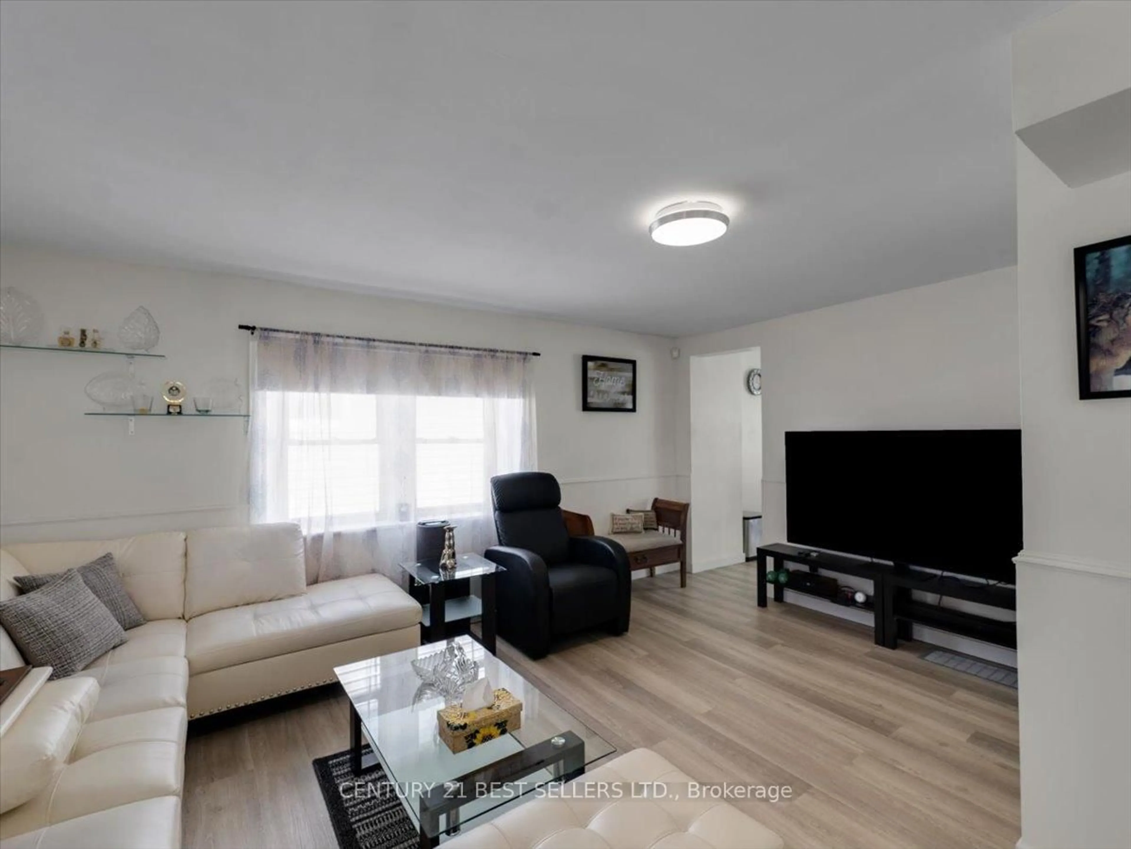 Living room with furniture, wood/laminate floor for 39 Carlton St, St. Catharines Ontario L2R 1P7