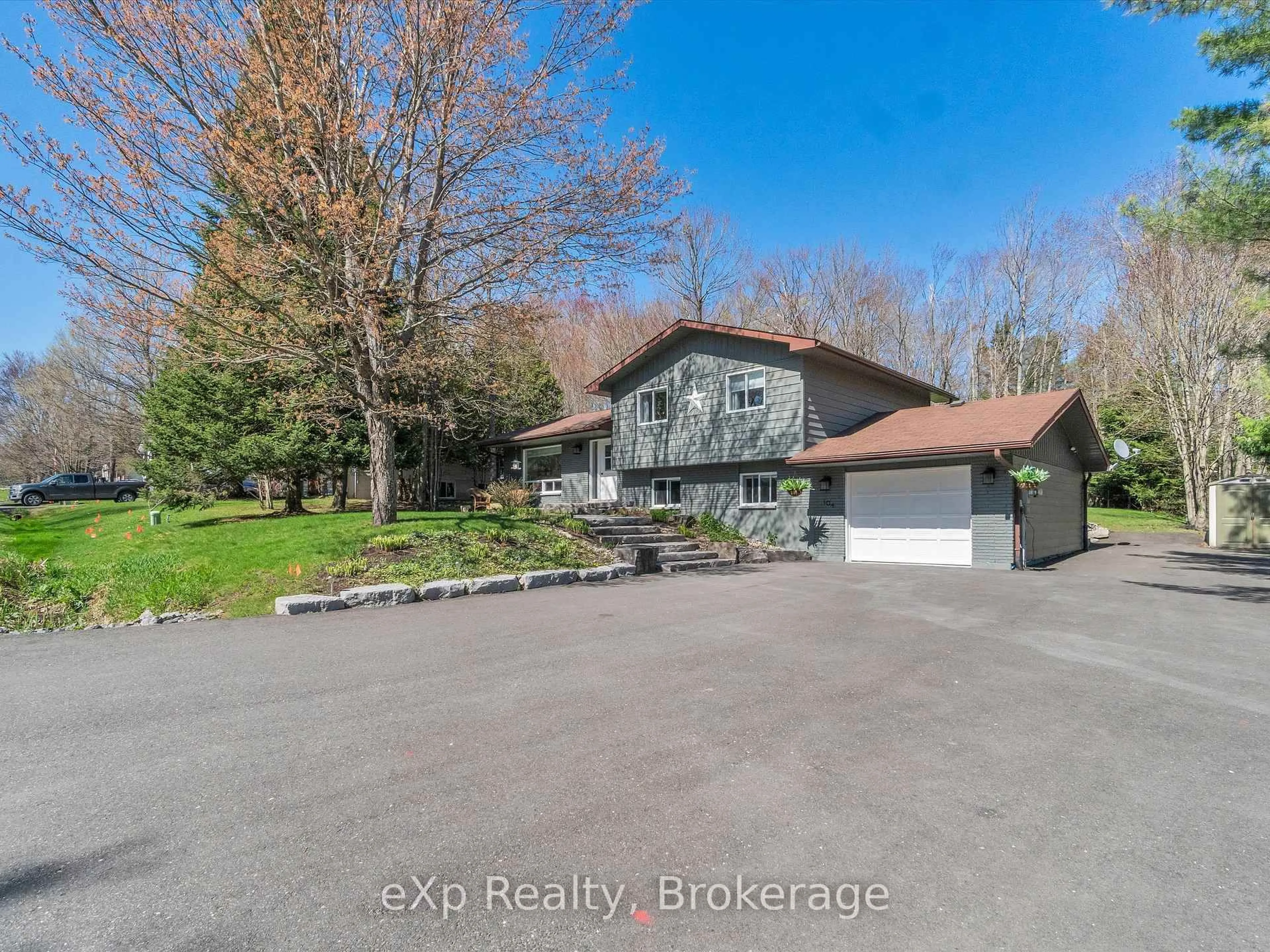 A pic from outside/outdoor area/front of a property/back of a property/a pic from drone, water/lake/river/ocean view for 104 Meadow Heights Dr, Bracebridge Ontario P1L 1A4