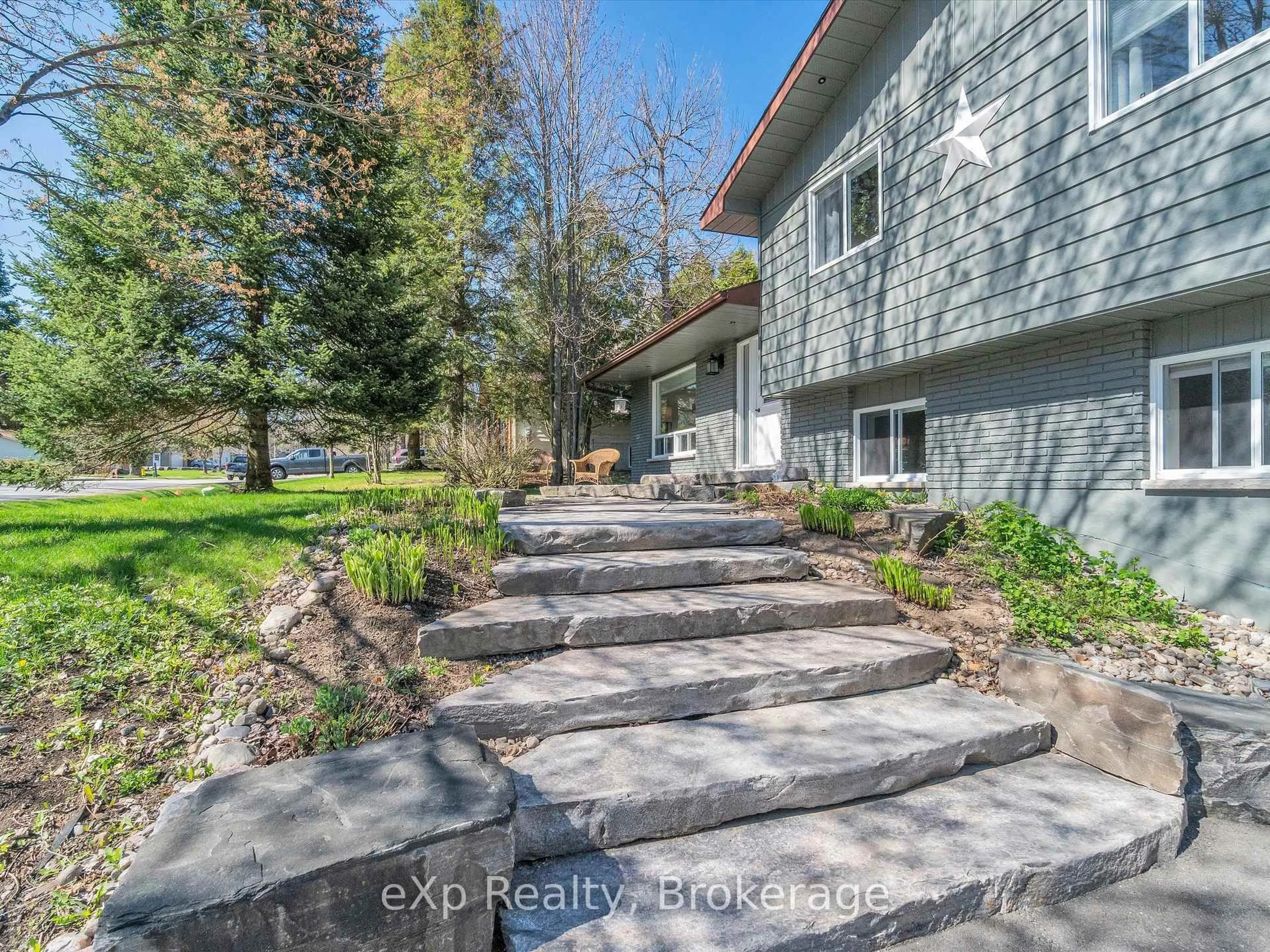 A pic from outside/outdoor area/front of a property/back of a property/a pic from drone, street for 104 Meadow Heights Dr, Bracebridge Ontario P1L 1A4