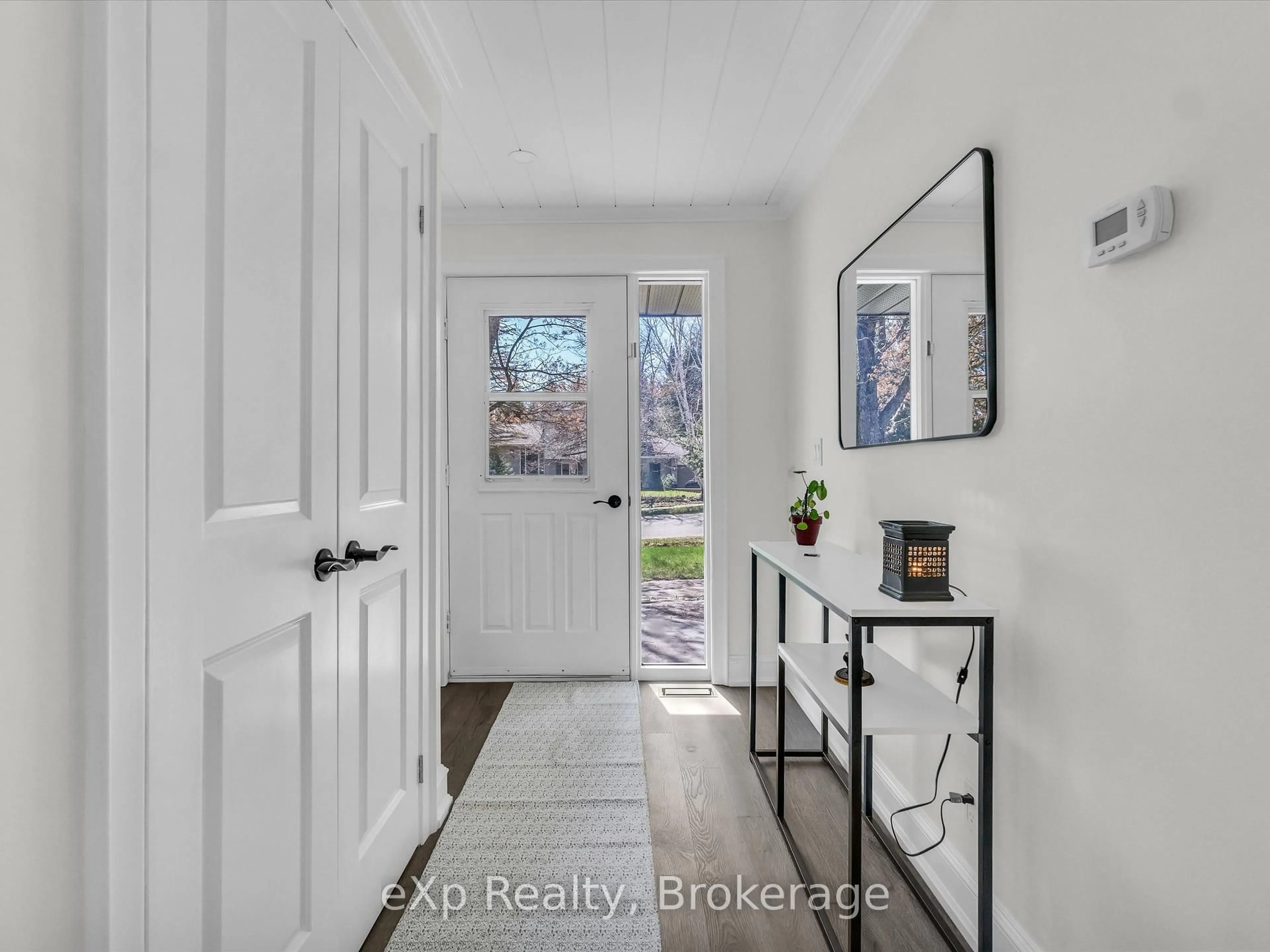 Indoor entryway for 104 Meadow Heights Dr, Bracebridge Ontario P1L 1A4