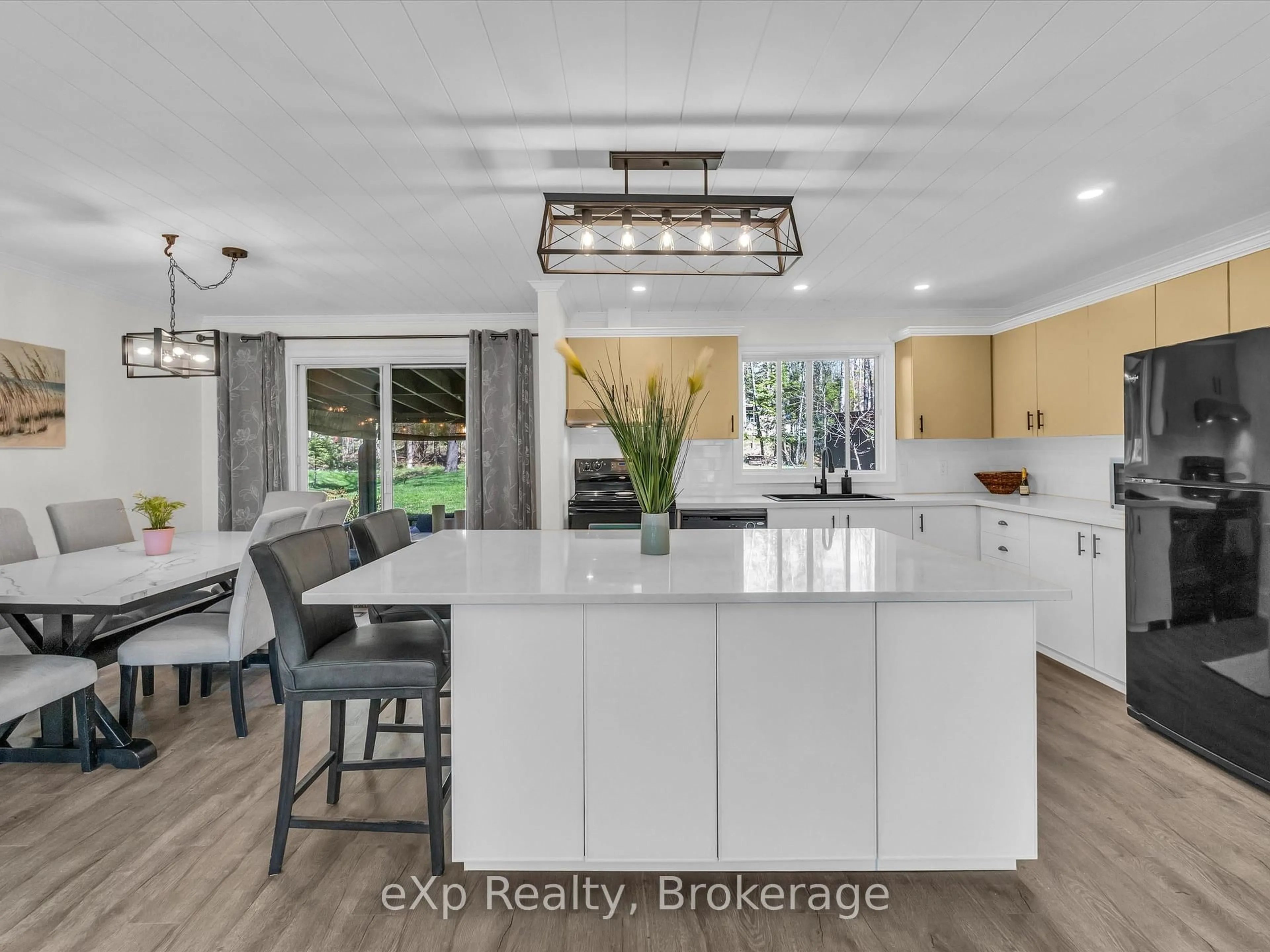Open concept kitchen, ceramic/tile floor for 104 Meadow Heights Dr, Bracebridge Ontario P1L 1A4