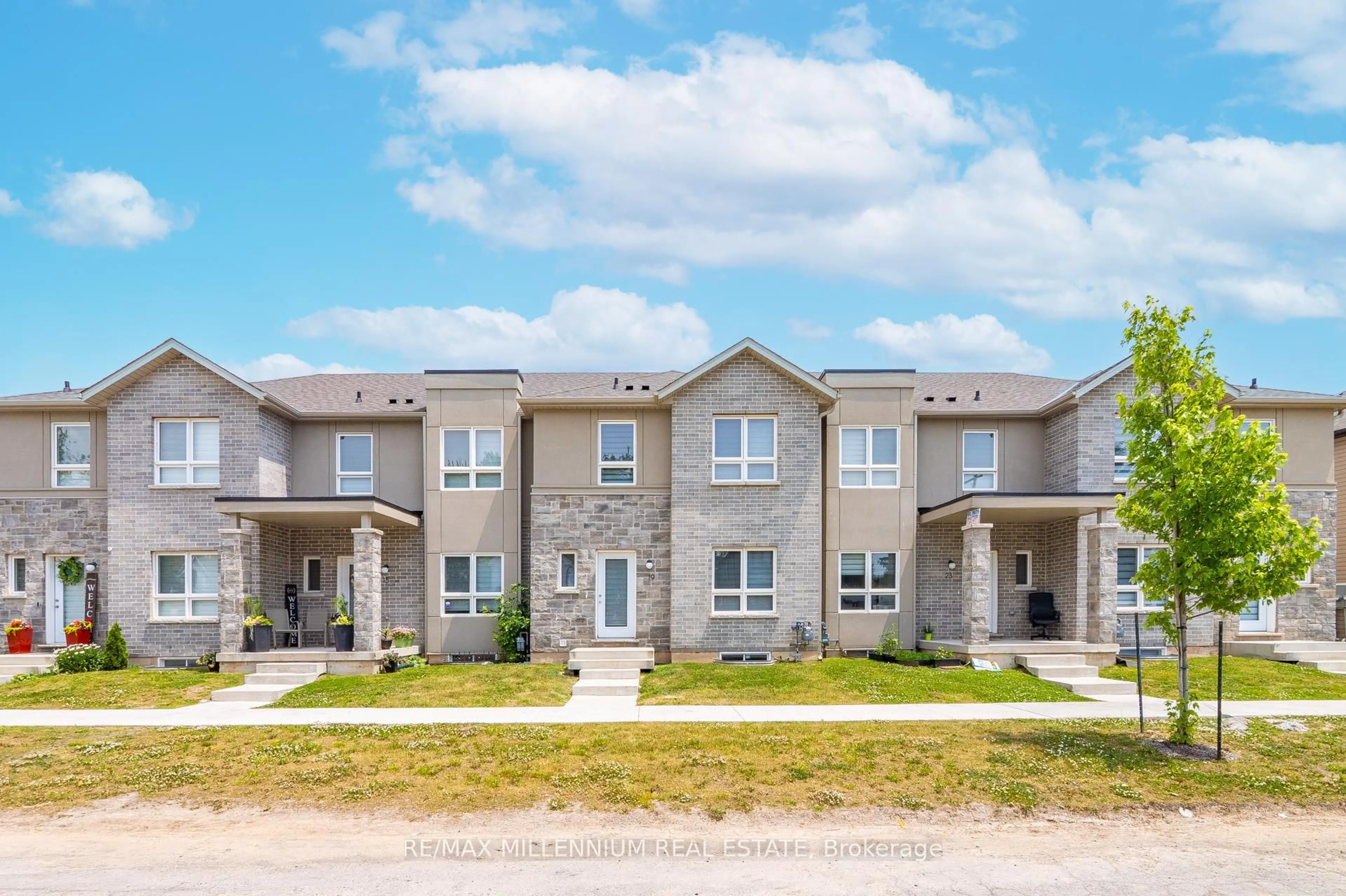 A pic from outside/outdoor area/front of a property/back of a property/a pic from drone, street for 19 Perenack Ave, Welland Ontario L3C 5L5
