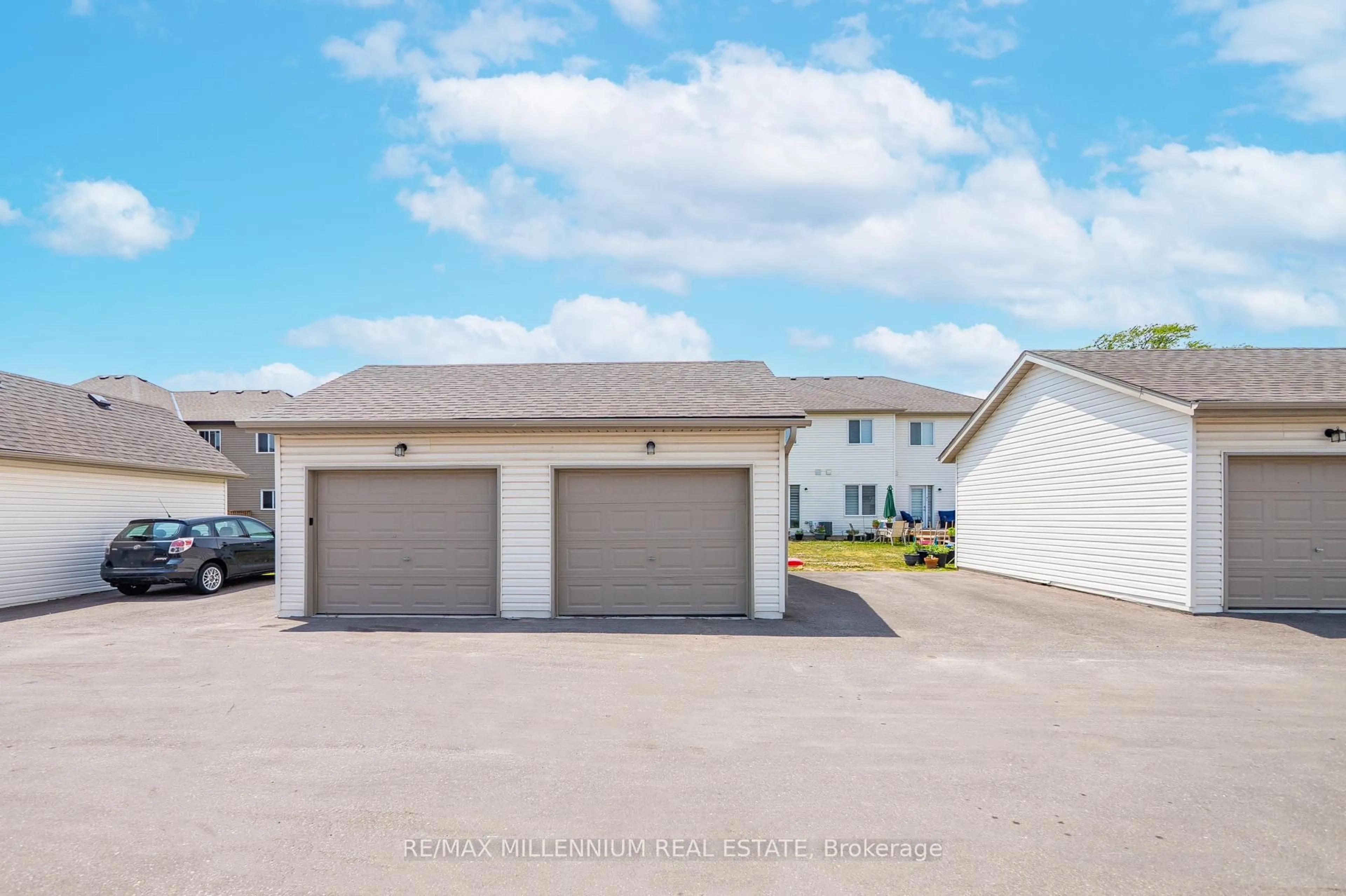 A pic from outside/outdoor area/front of a property/back of a property/a pic from drone, unknown for 19 Perenack Ave, Welland Ontario L3C 5L5