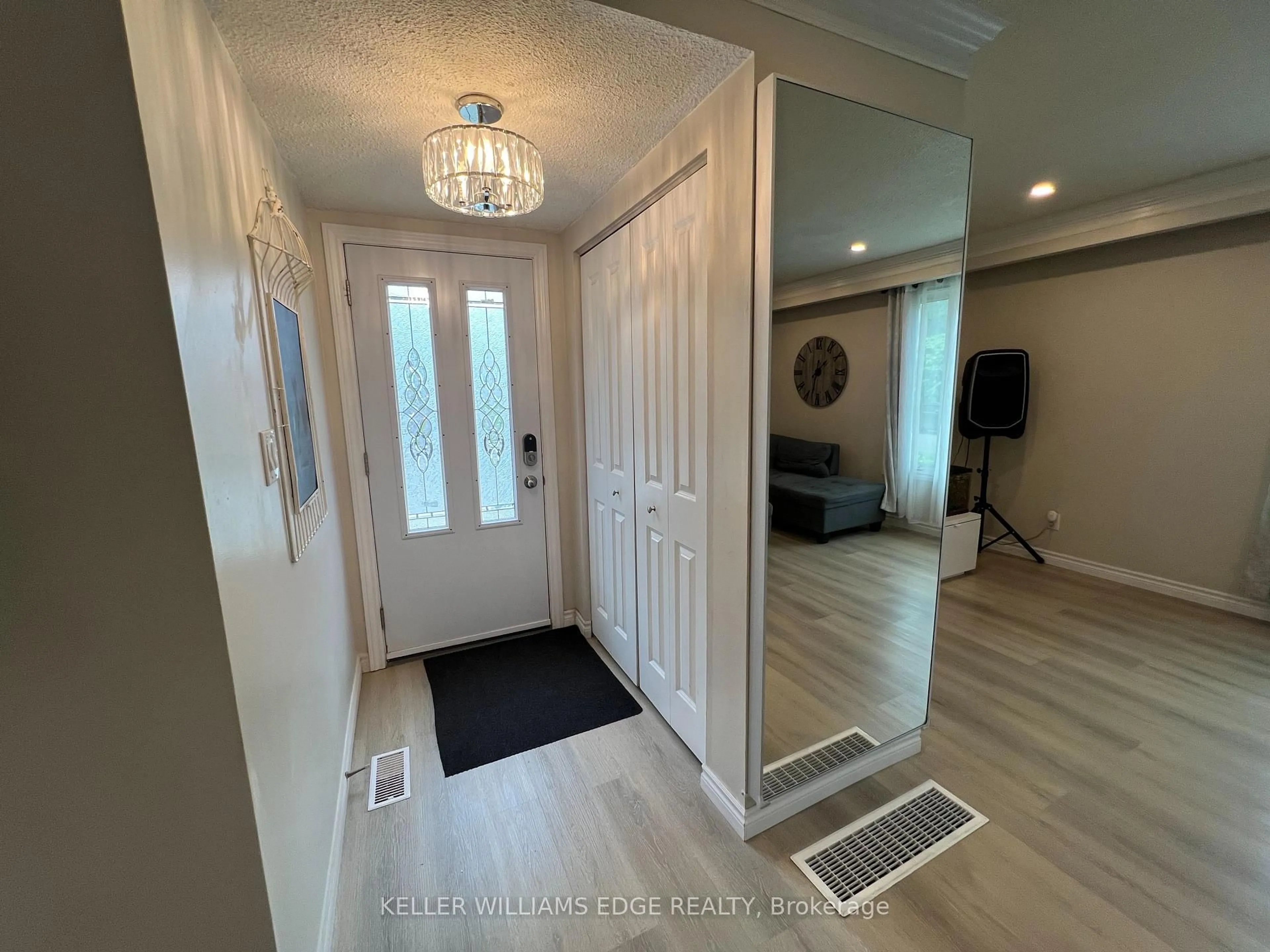Indoor entryway for 2 Golden Orchard Dr, Hamilton Ontario L9C 6J5