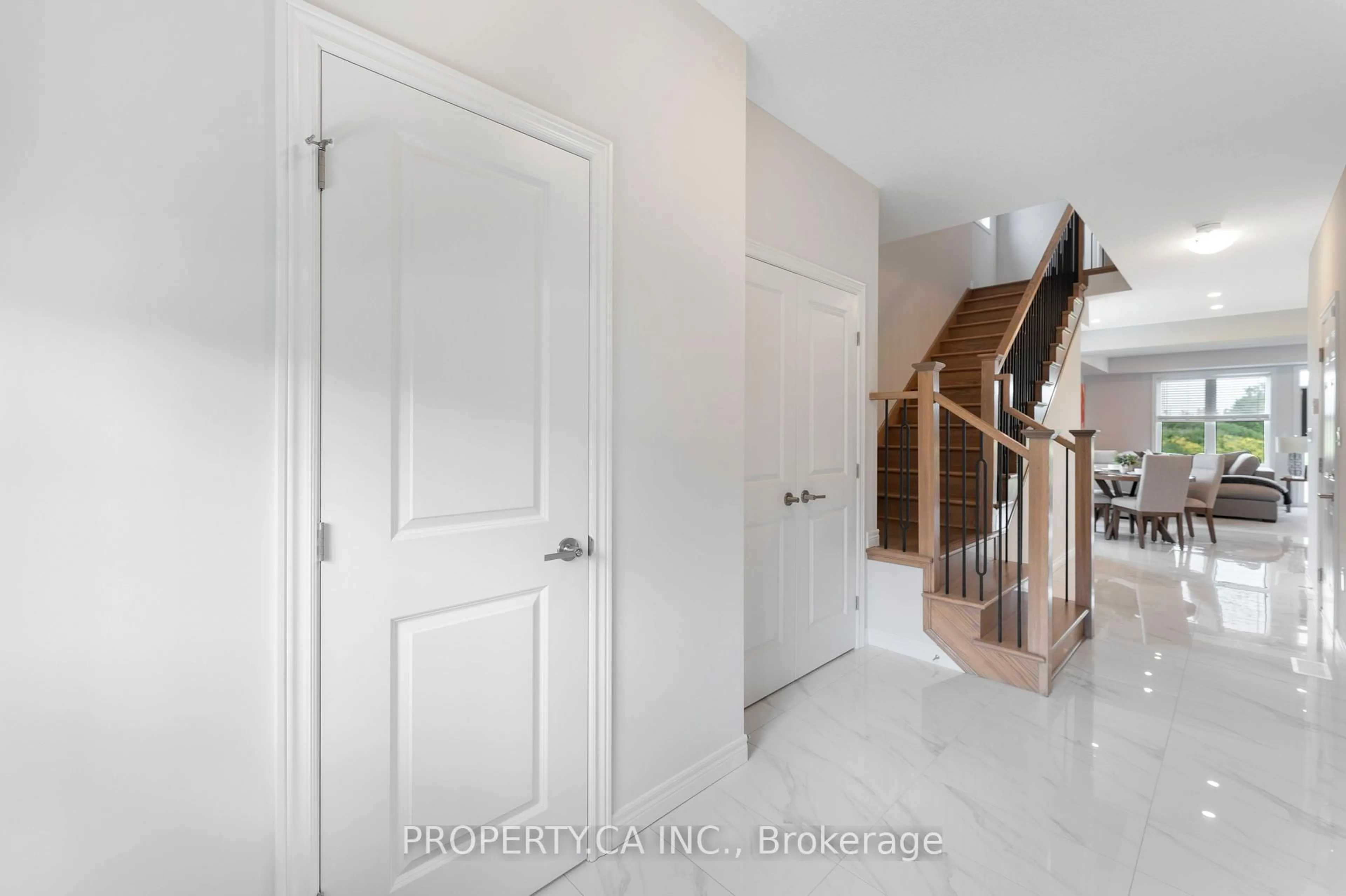 Indoor entryway for 21 Zoe Lane, Hamilton Ontario L0R 1C0