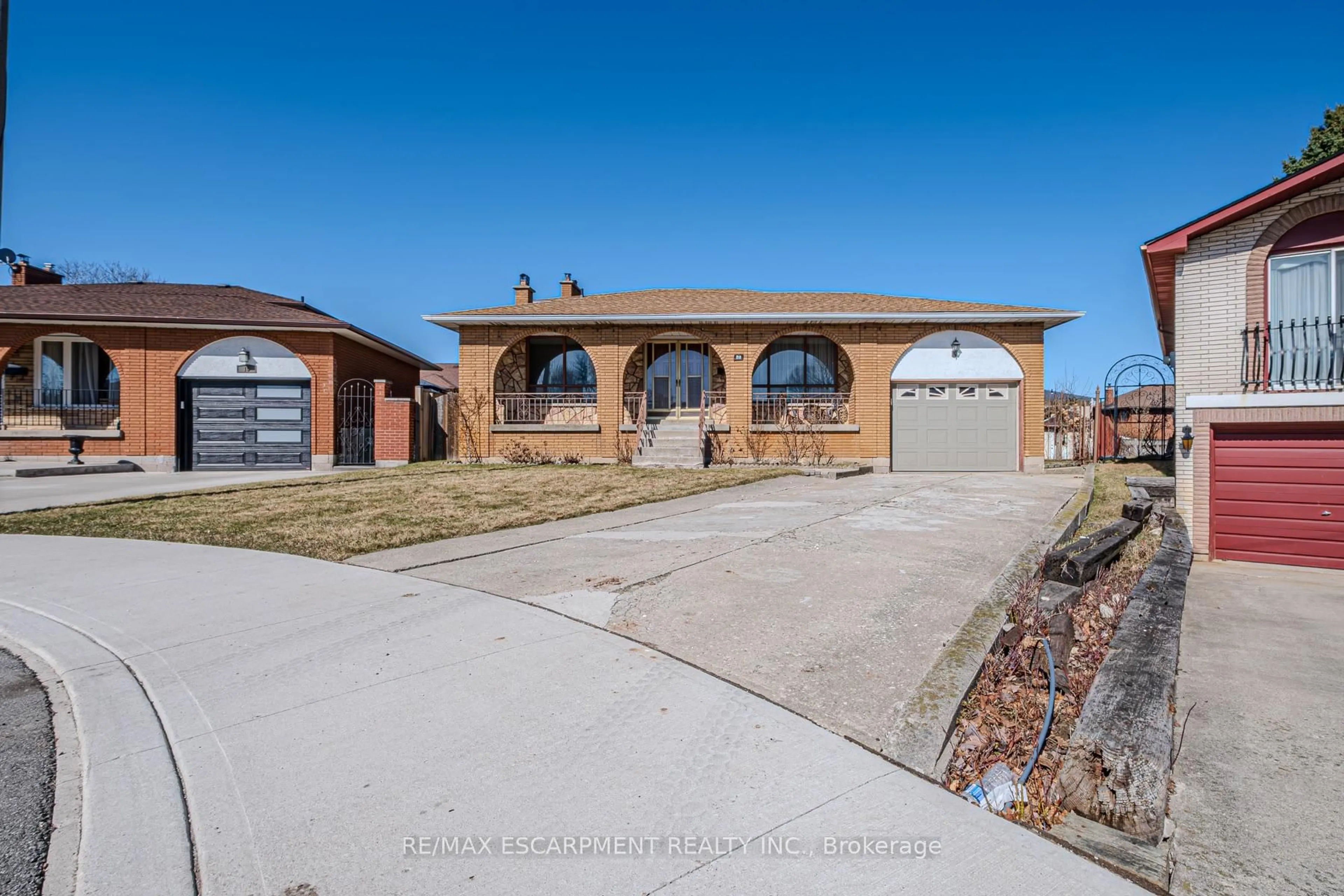 A pic from outside/outdoor area/front of a property/back of a property/a pic from drone, street for 20 Harvard Pl, Hamilton Ontario L9B 1S2