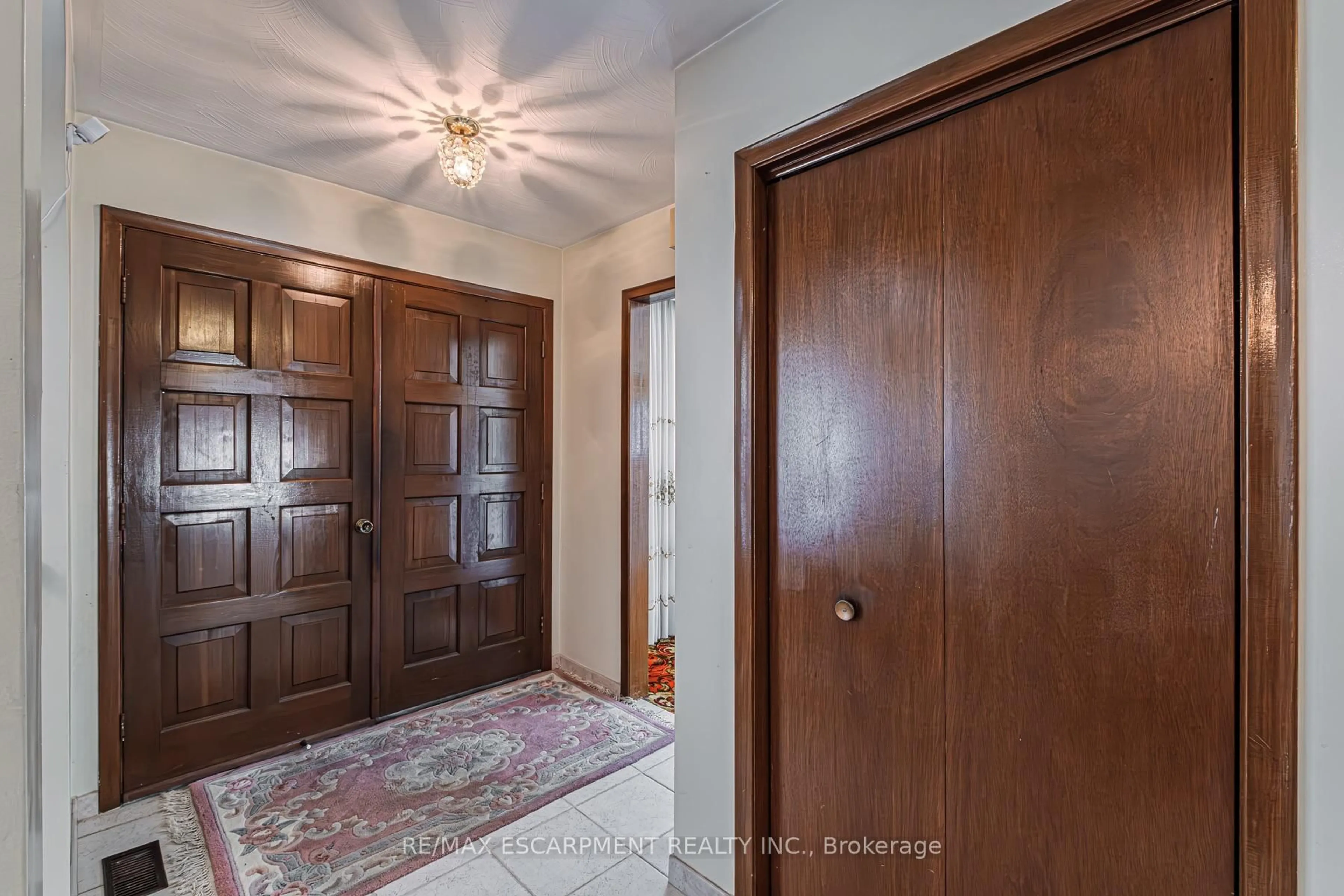 Indoor entryway for 20 Harvard Pl, Hamilton Ontario L9B 1S2