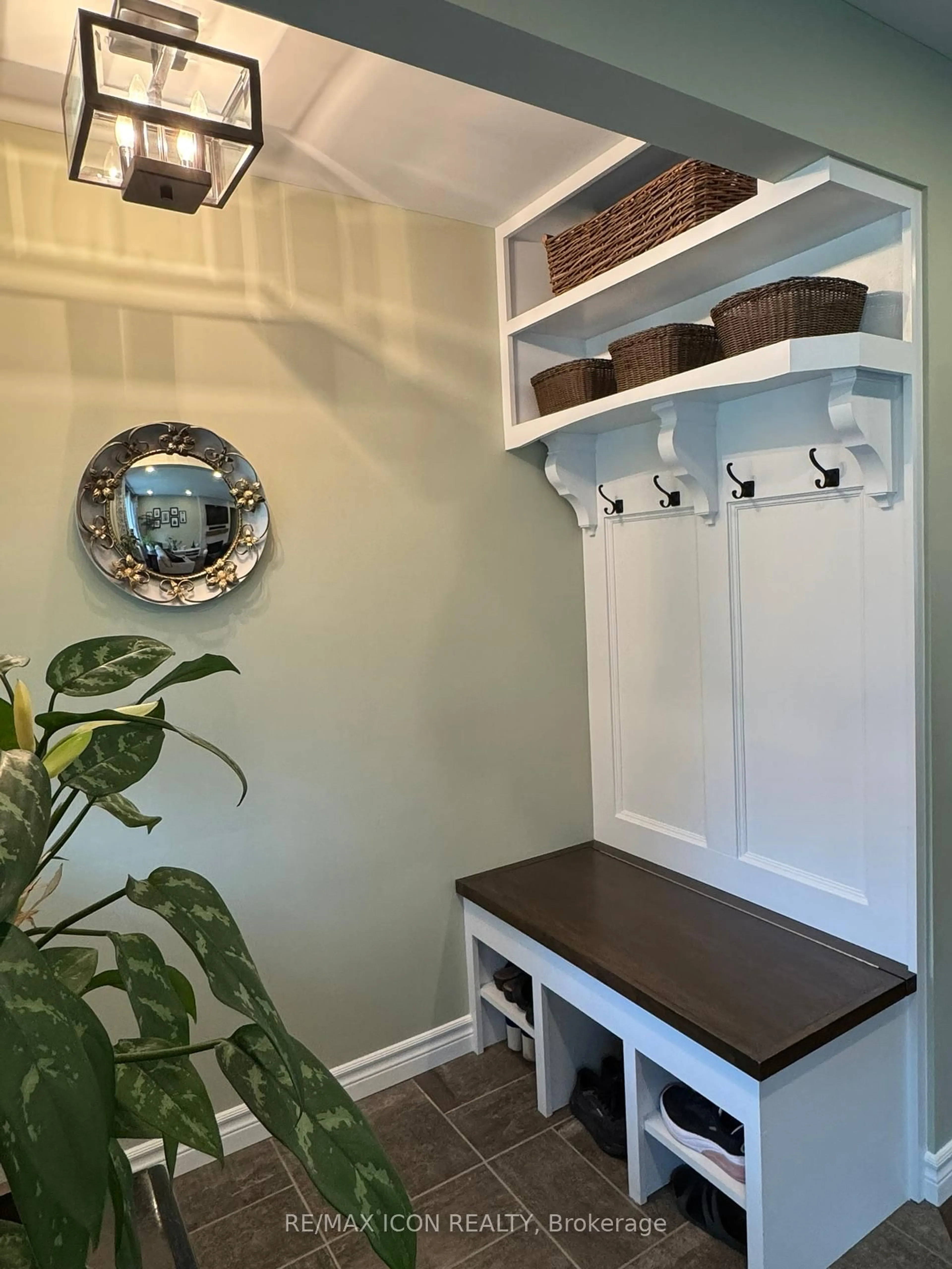 Indoor entryway for 211 Tavistock Rd, London South Ontario N6J 1Z7