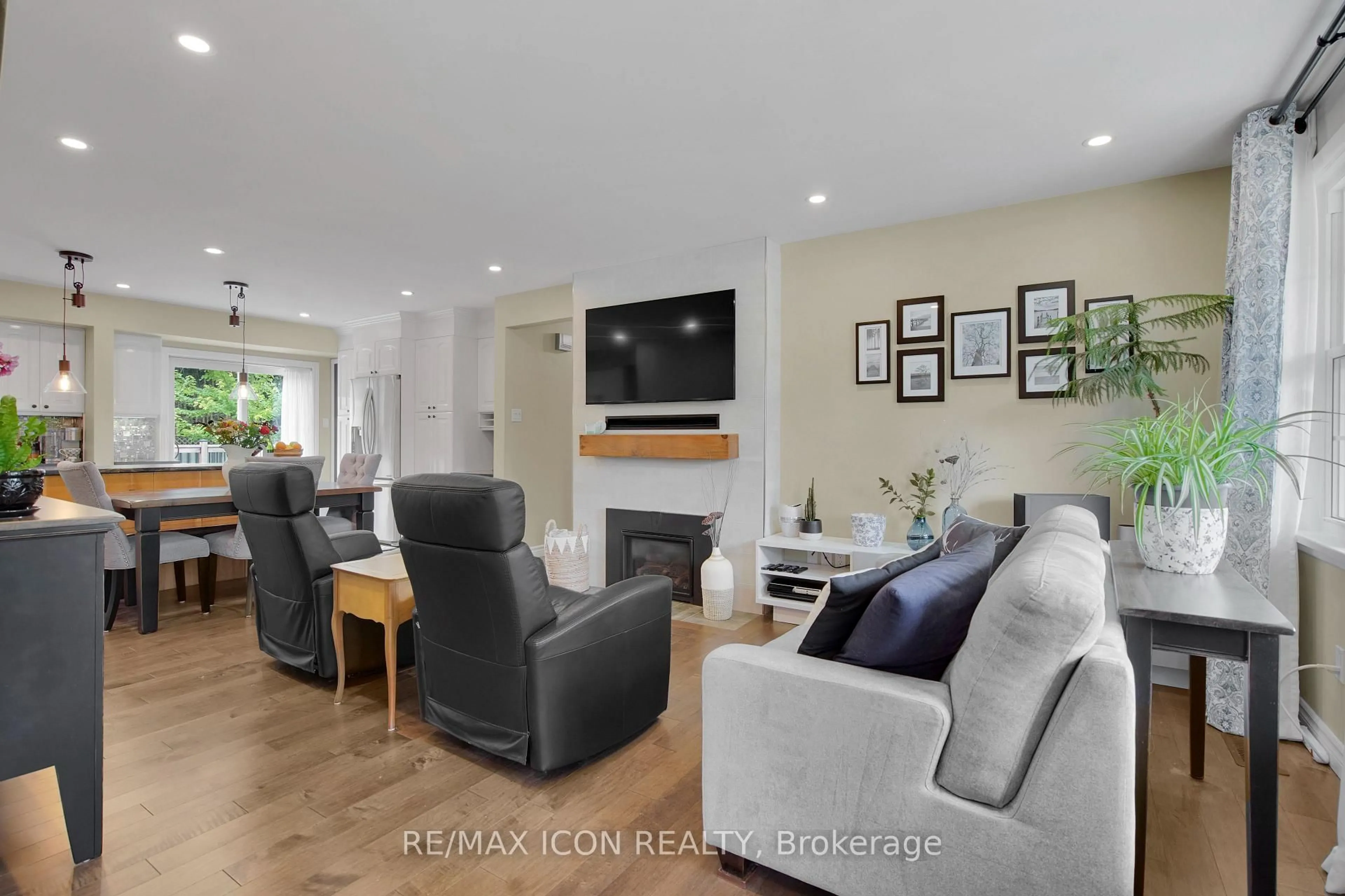 Living room with furniture, unknown for 211 Tavistock Rd, London South Ontario N6J 1Z7