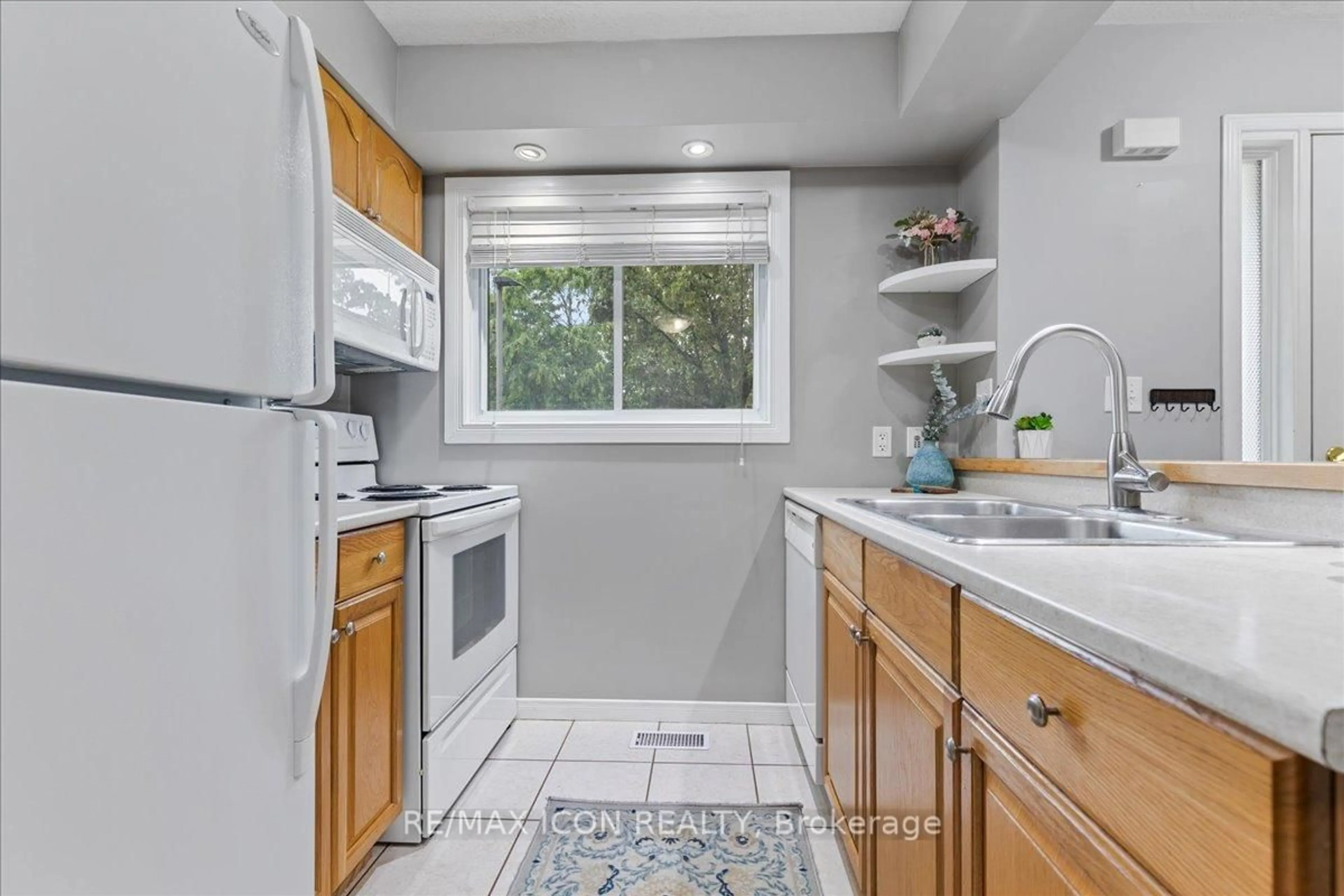 Standard kitchen, ceramic/tile floor for 211 Veronica Dr #26, Kitchener Ontario N2A 2R8