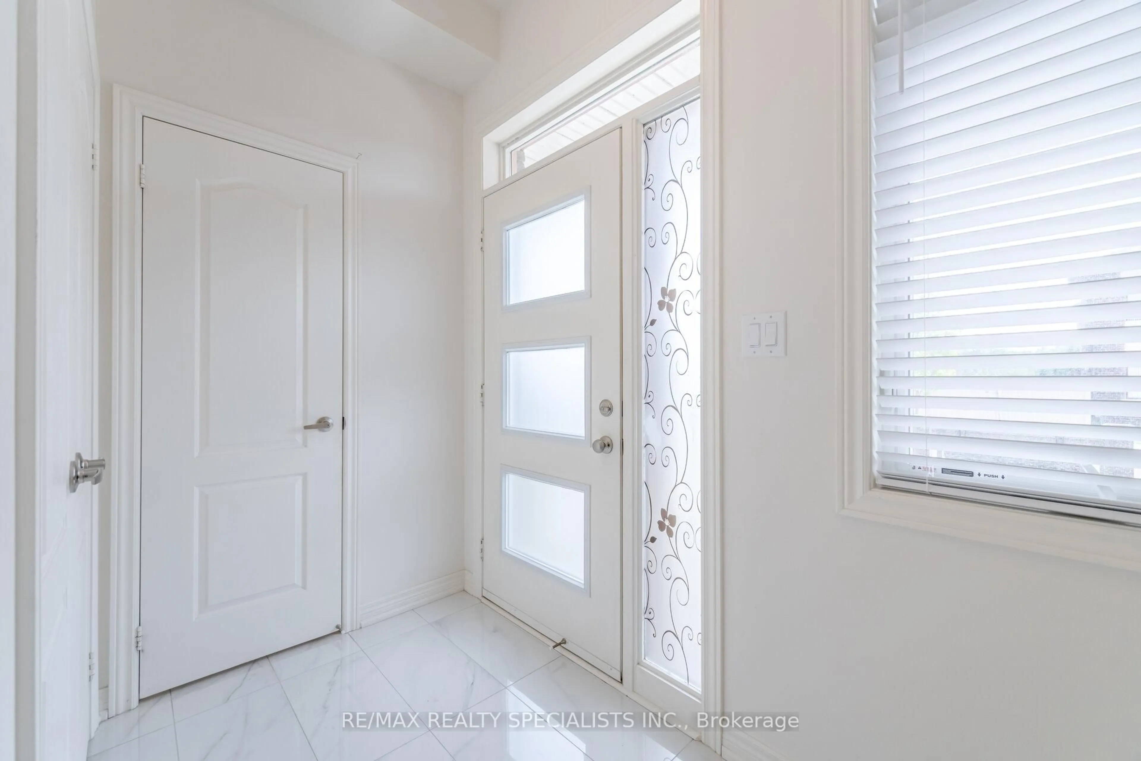 Indoor entryway for 311 Great Falls Blvd, Hamilton Ontario L8B 1Z5
