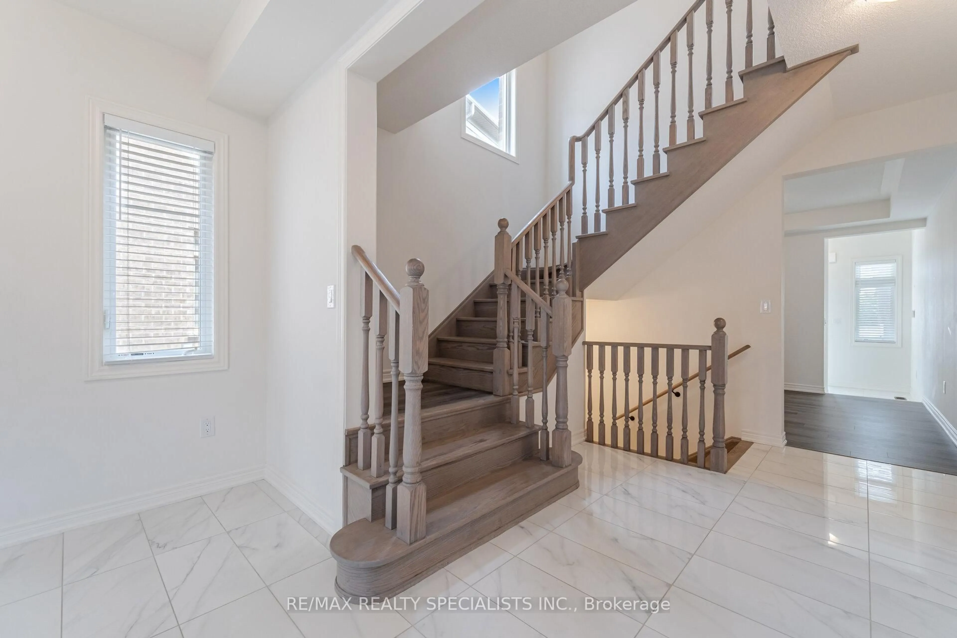 Stairs for 311 Great Falls Blvd, Hamilton Ontario L8B 1Z5