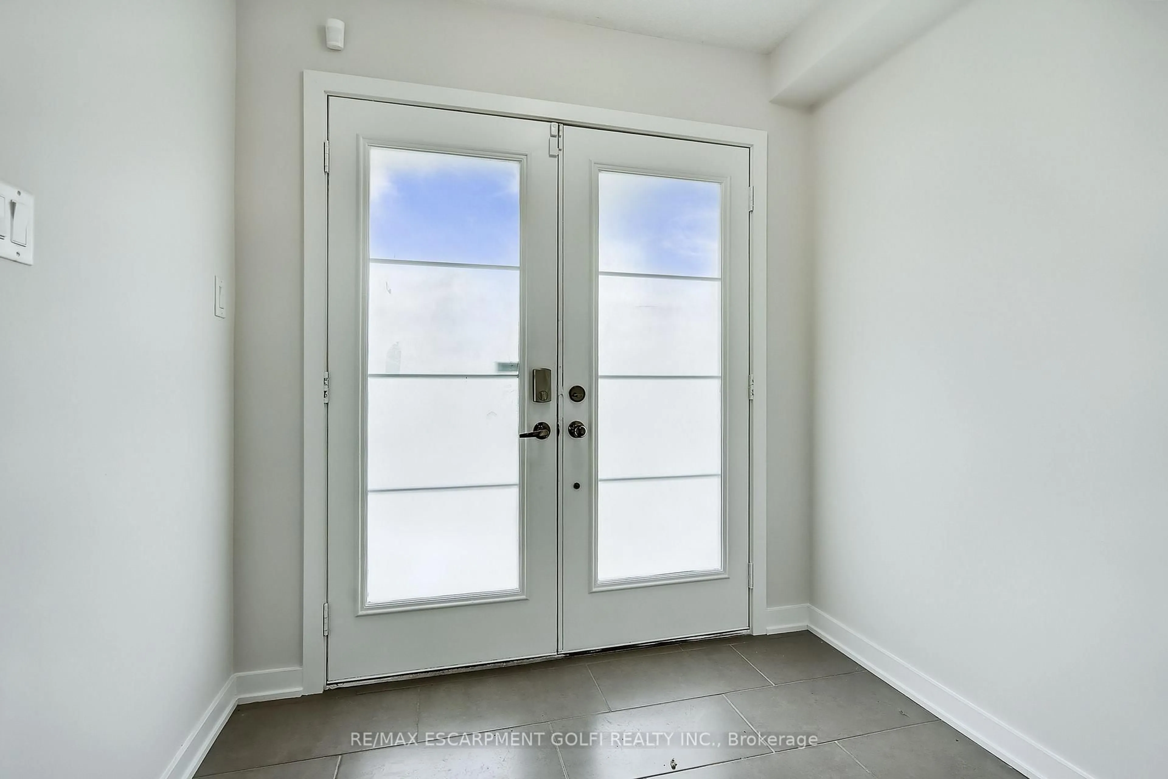Indoor entryway for 65 West Glen Ave, Hamilton Ontario L8J 2V5