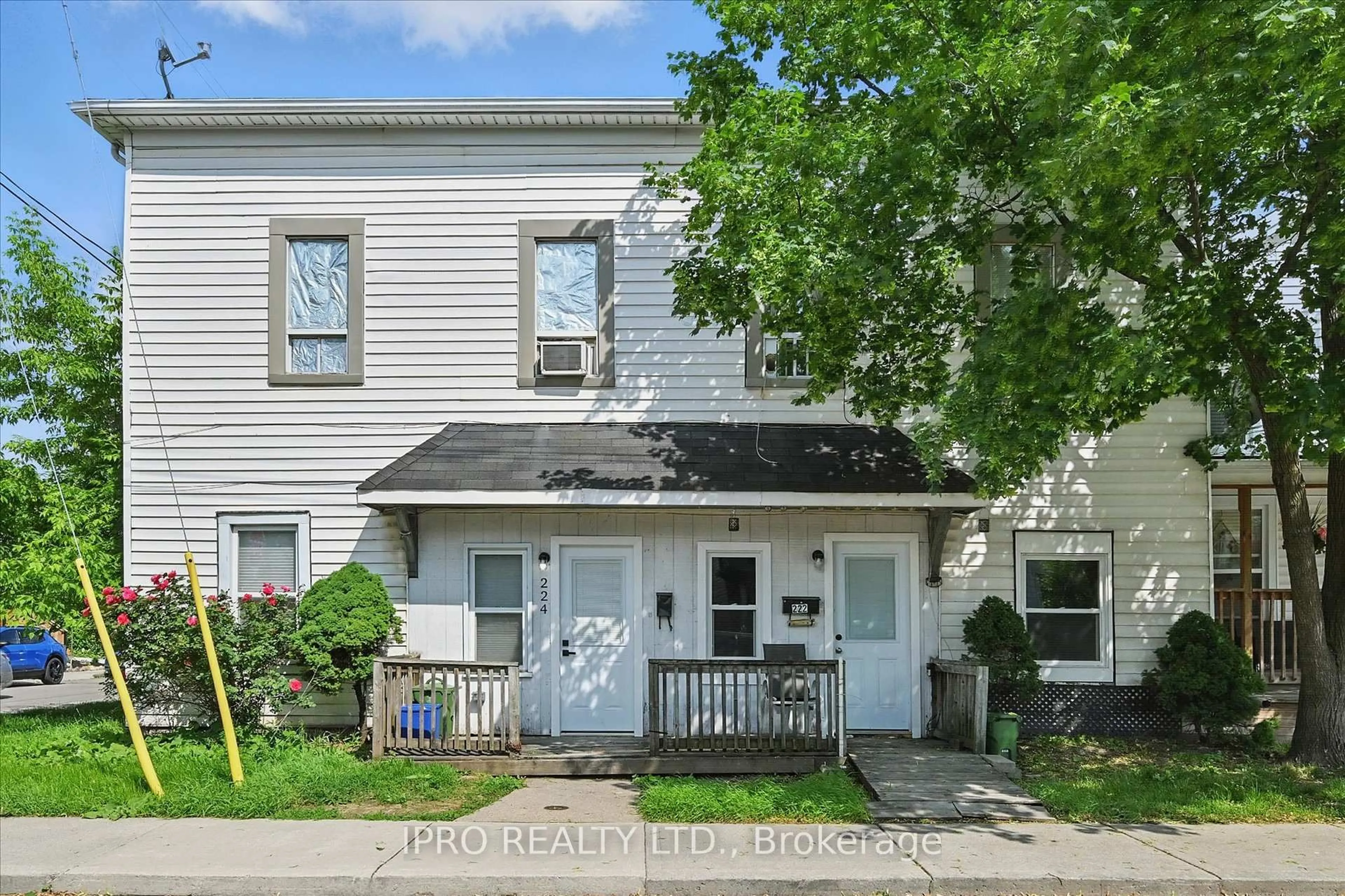 Home with vinyl exterior material, street for 224 Rosslyn Ave, Hamilton Ontario L8L 7P7