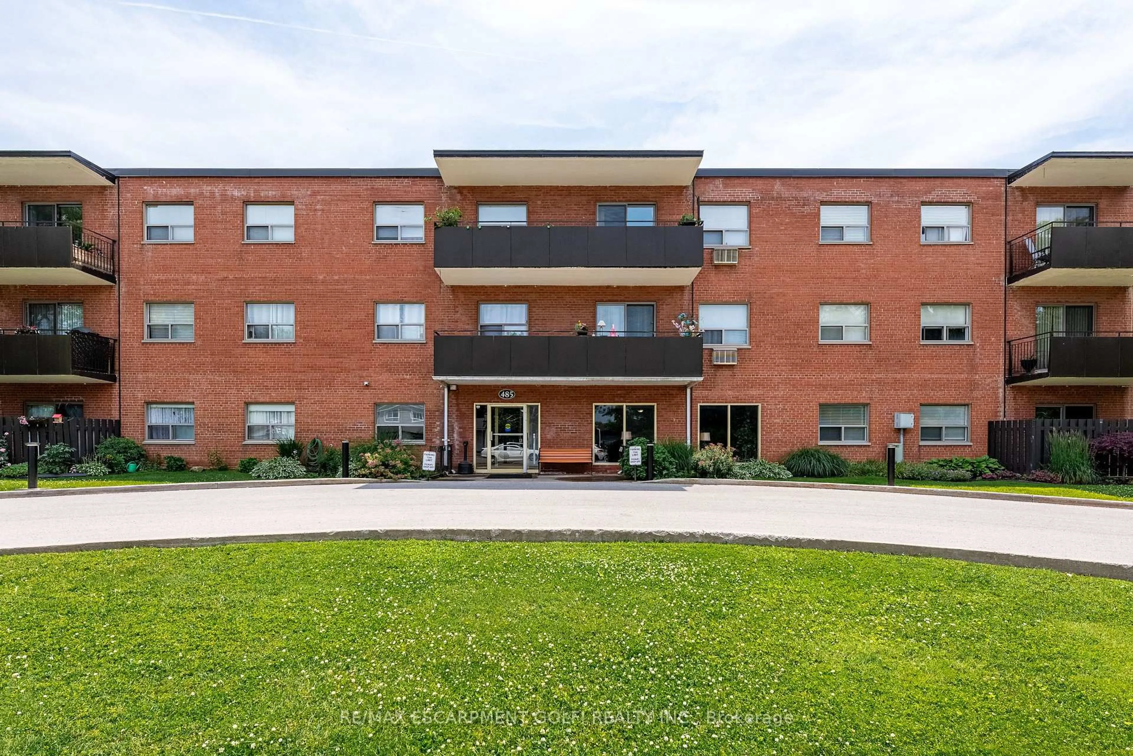 Home with brick exterior material, building for 485 Thorold Rd #211, Welland Ontario L3C 3X1