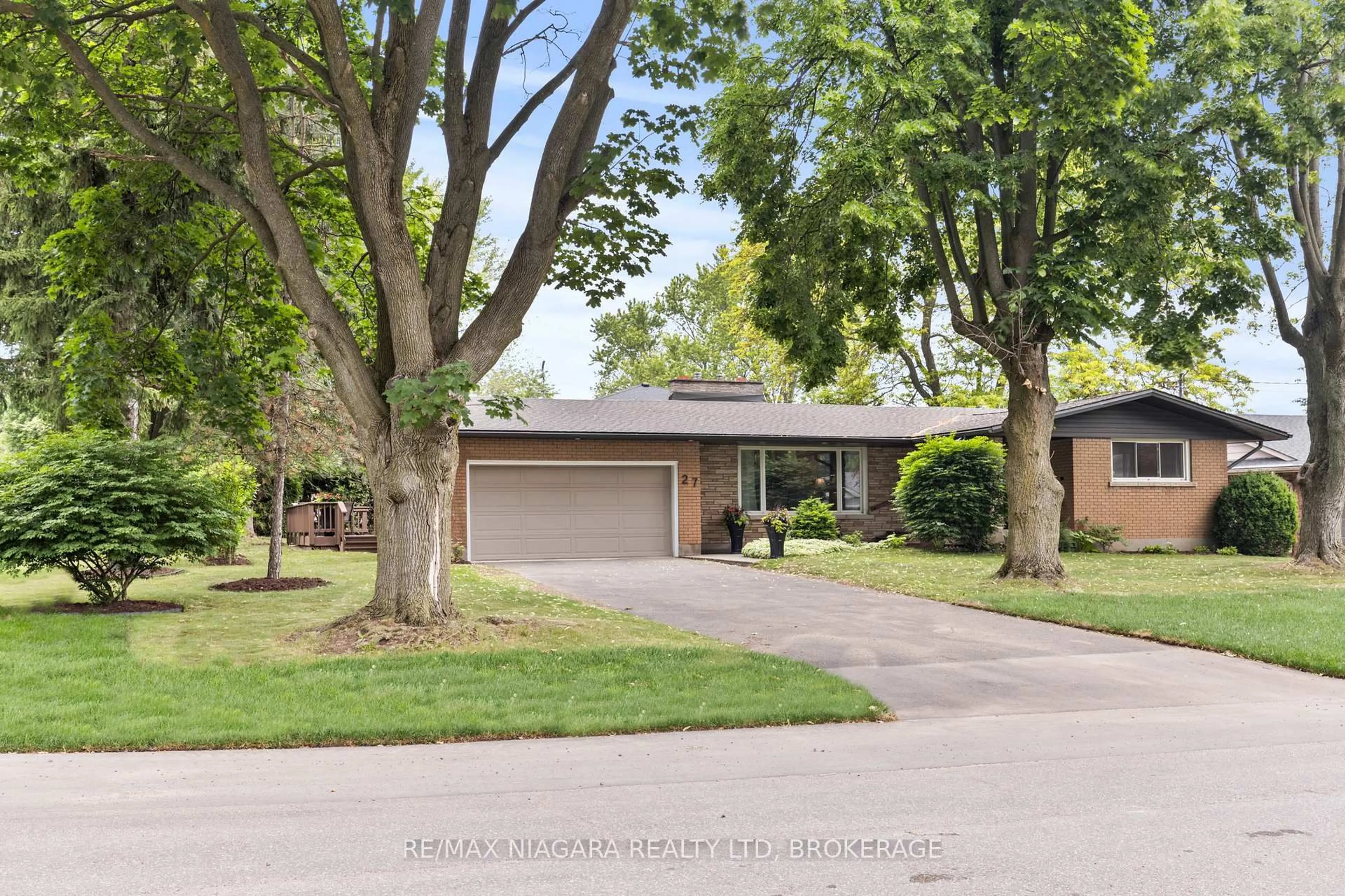 Home with brick exterior material, street for 27 DALEVIEW Cres, Pelham Ontario L0S 1E0