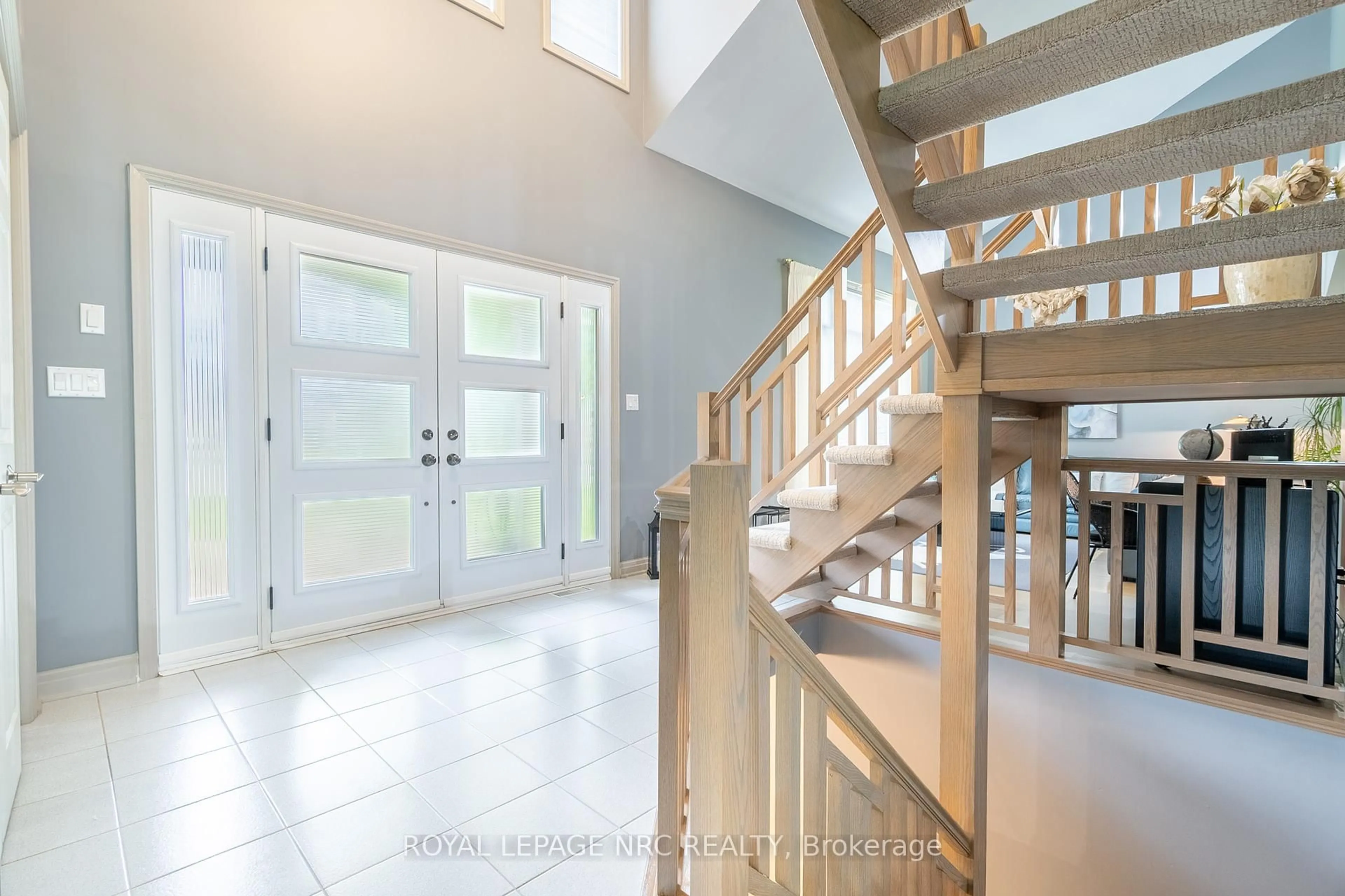 Indoor foyer for 70 Stefanie Cres, Welland Ontario L3C 6X8