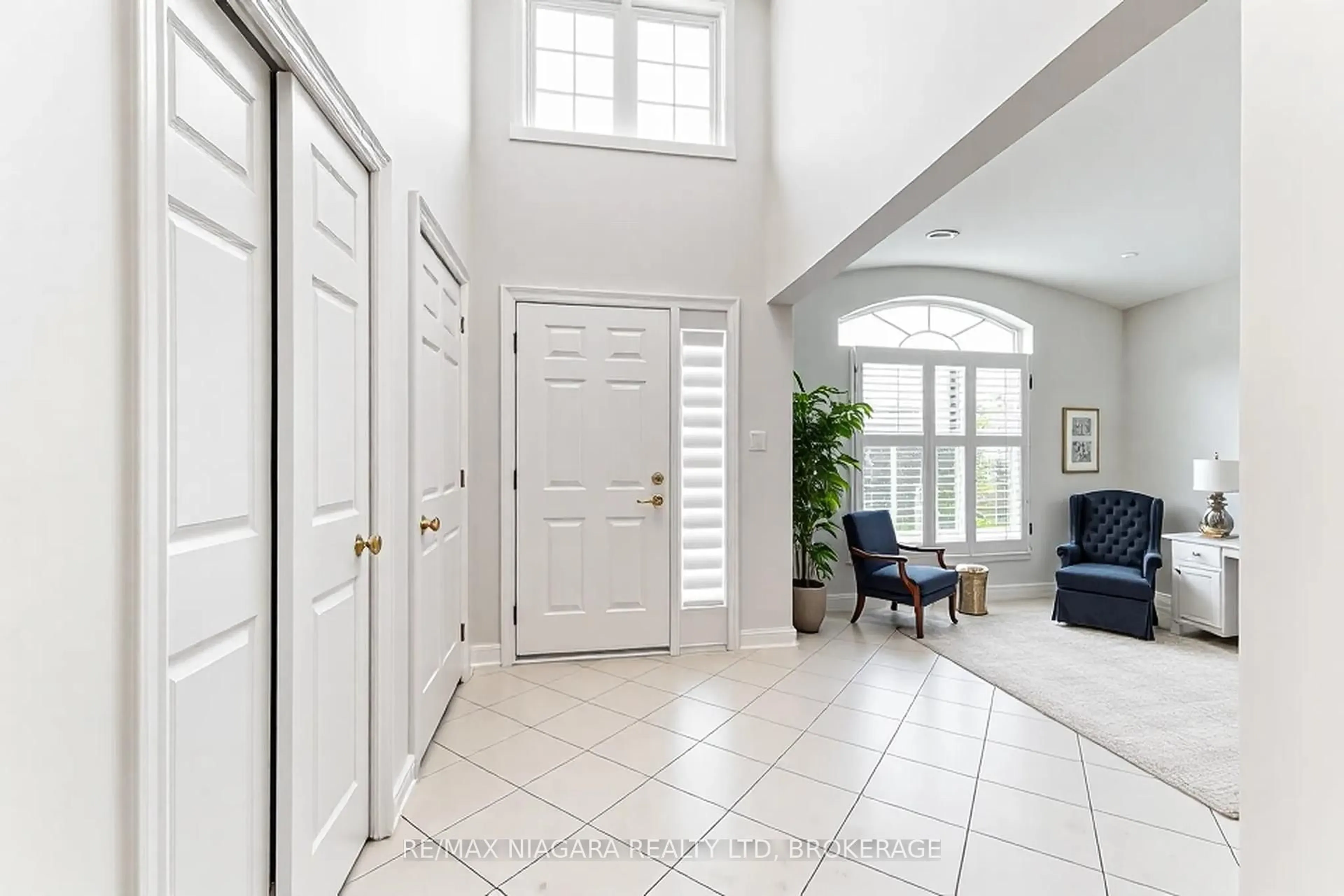 Indoor entryway for 7097 Bryanne Crt, Niagara Falls Ontario L2H 3L4