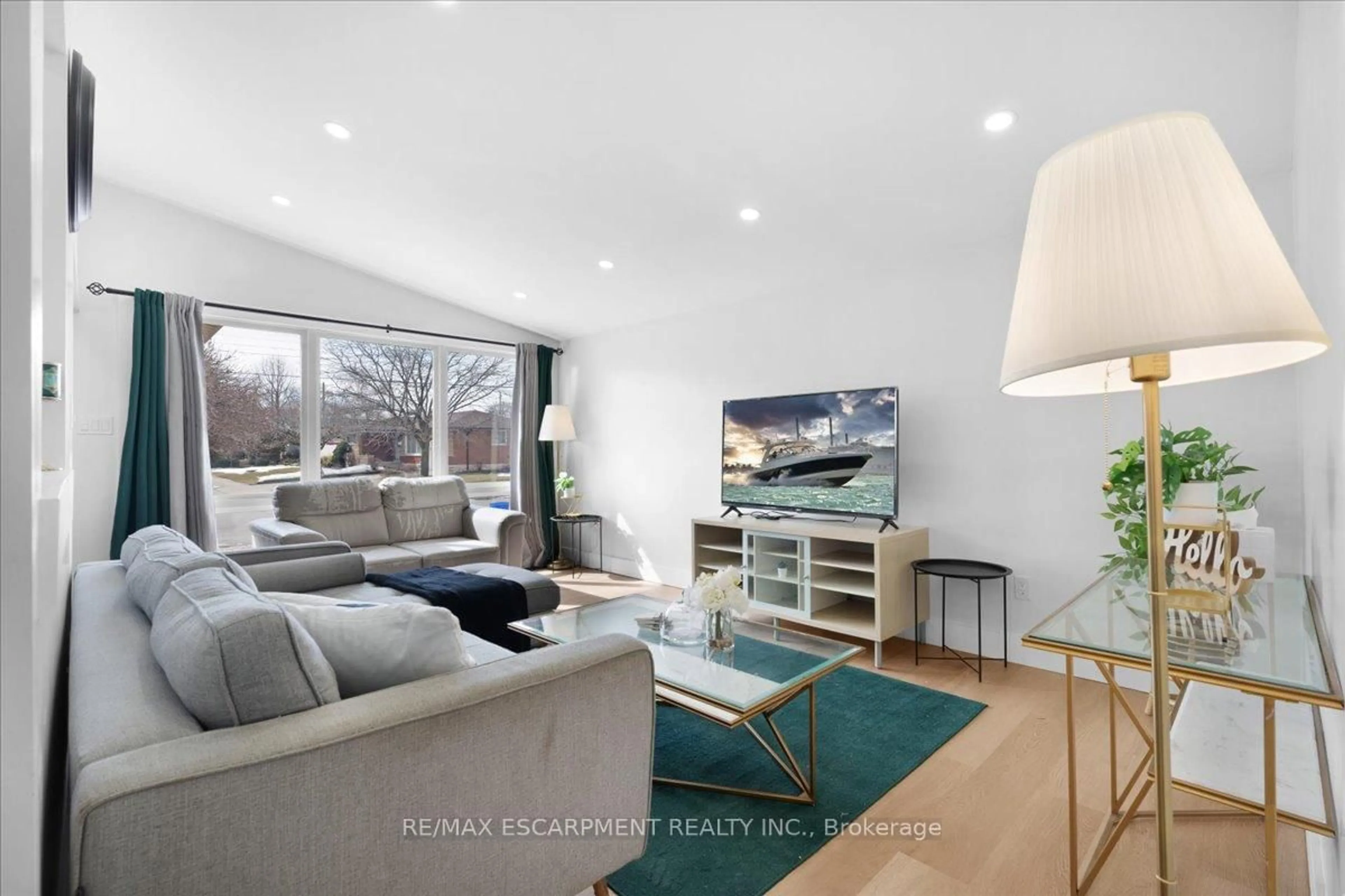Living room with furniture, unknown for 37 Lilacside Dr, Hamilton Ontario L8V 2L5