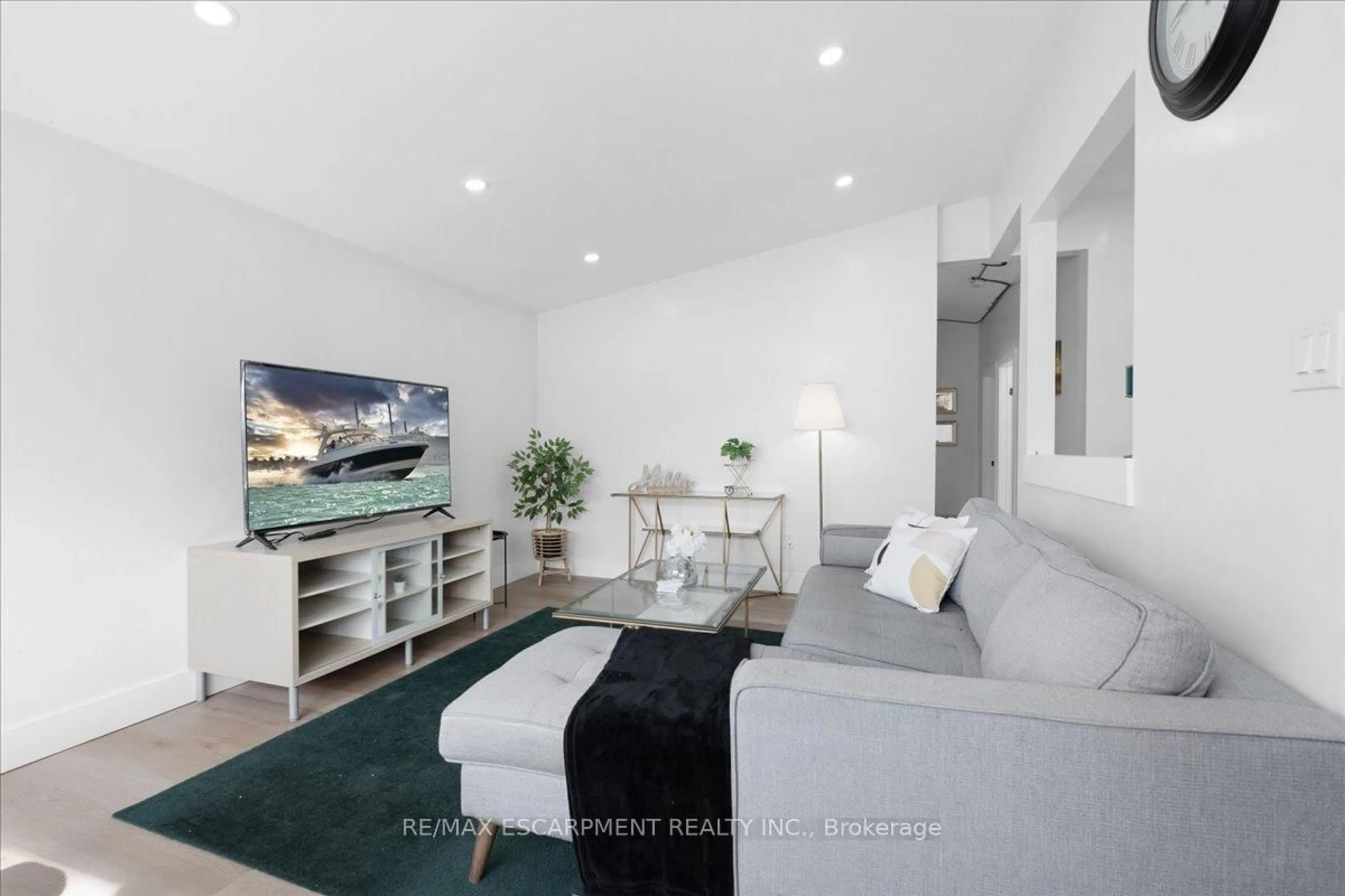 Living room with furniture, unknown for 37 Lilacside Dr, Hamilton Ontario L8V 2L5