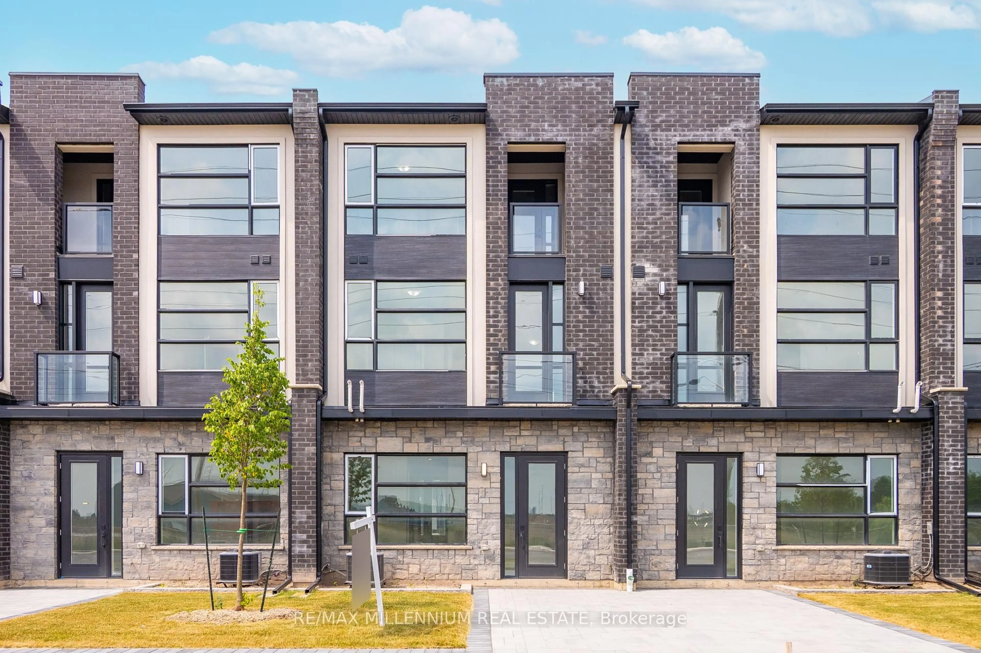 Home with brick exterior material, building for 21 Warren Tr, Welland Ontario L3B 0N8