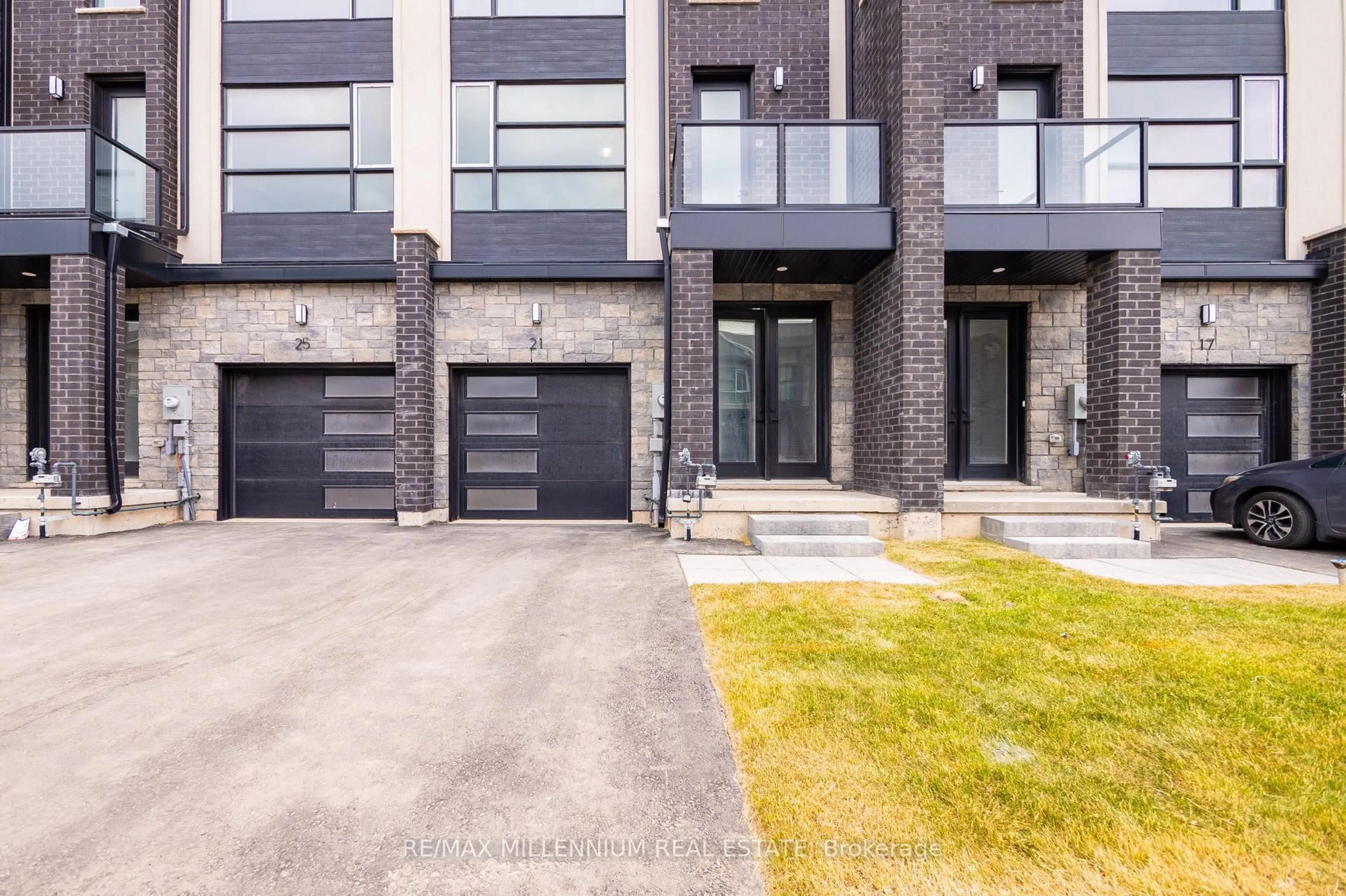 Home with brick exterior material, street for 21 Warren Tr, Welland Ontario L3B 0N8