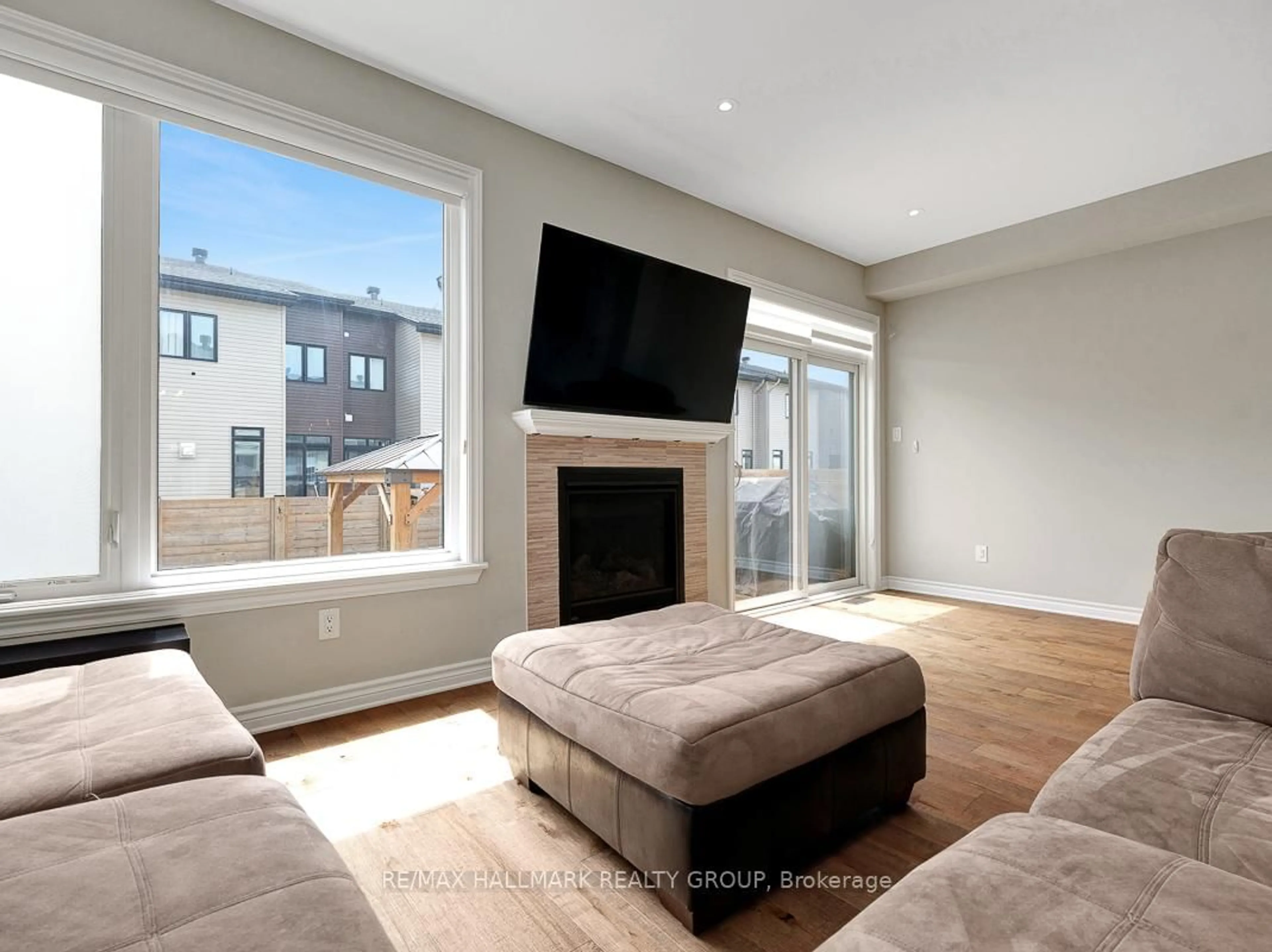 Living room with furniture, unknown for 103 Warrior St, Ottawa Ontario K2V 0M2