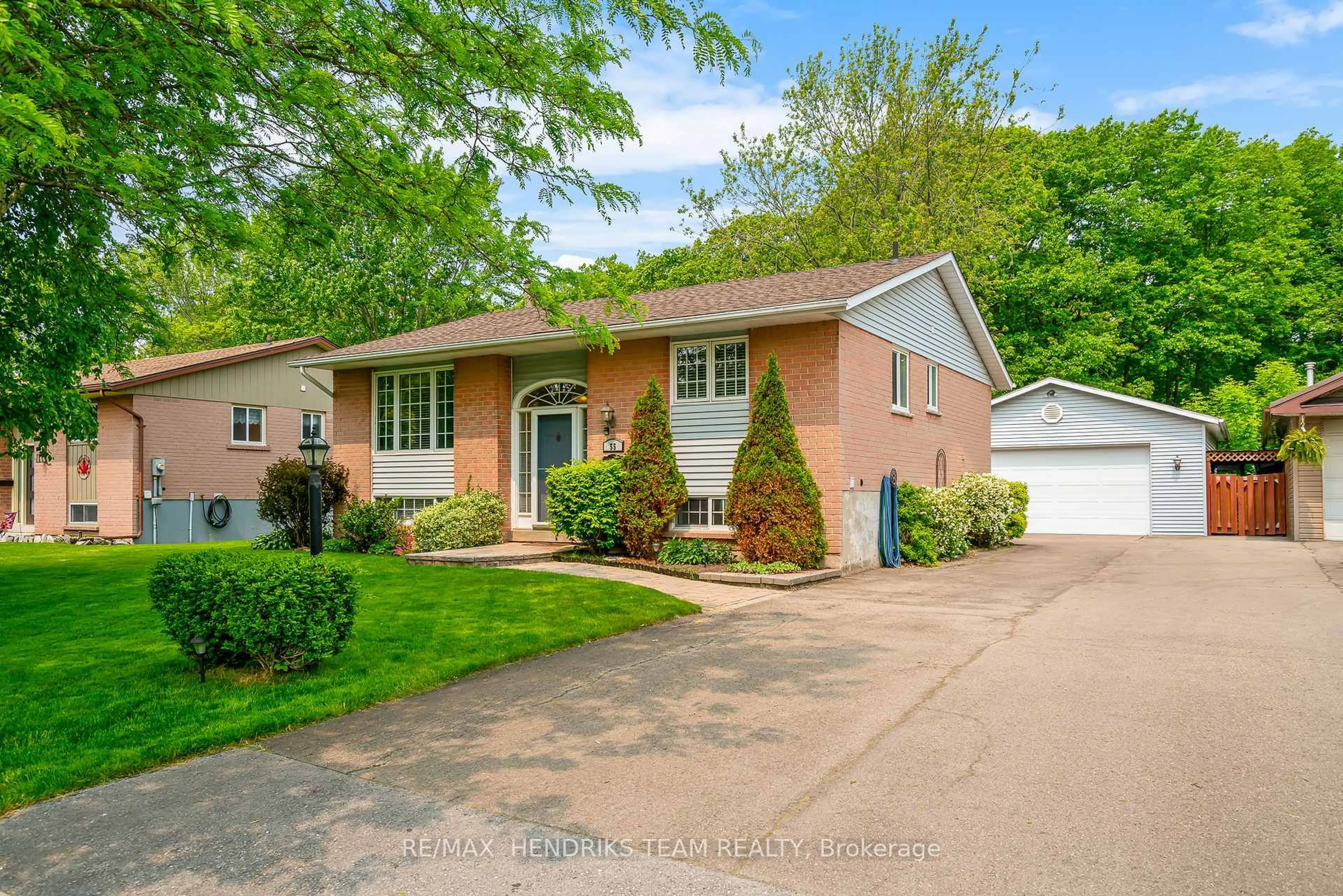 Home with brick exterior material, street for 55 Leaside Dr, Welland Ontario L3C 6B3