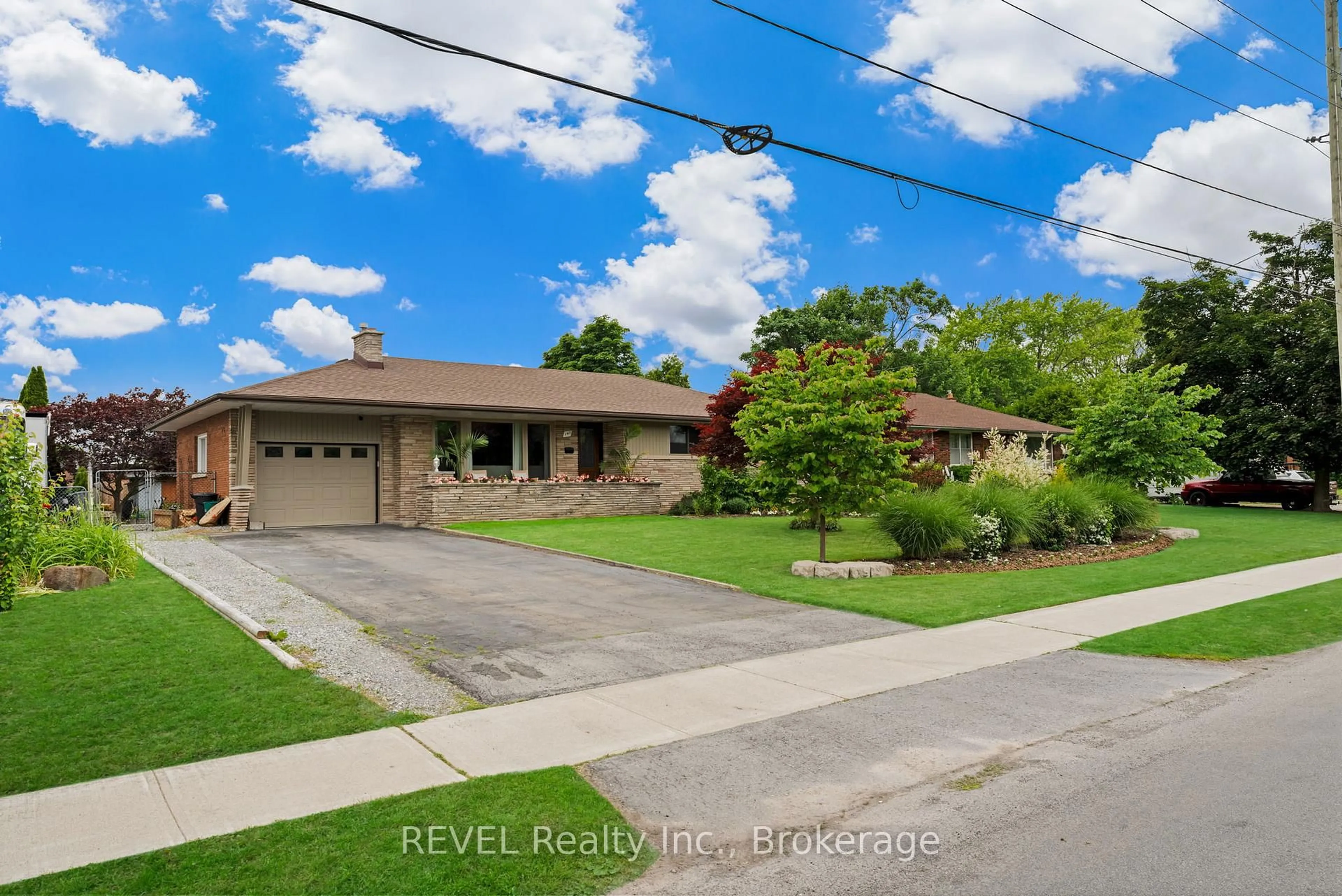 A pic from outside/outdoor area/front of a property/back of a property/a pic from drone, street for 141 Willson Rd, Welland Ontario L3C 2T5