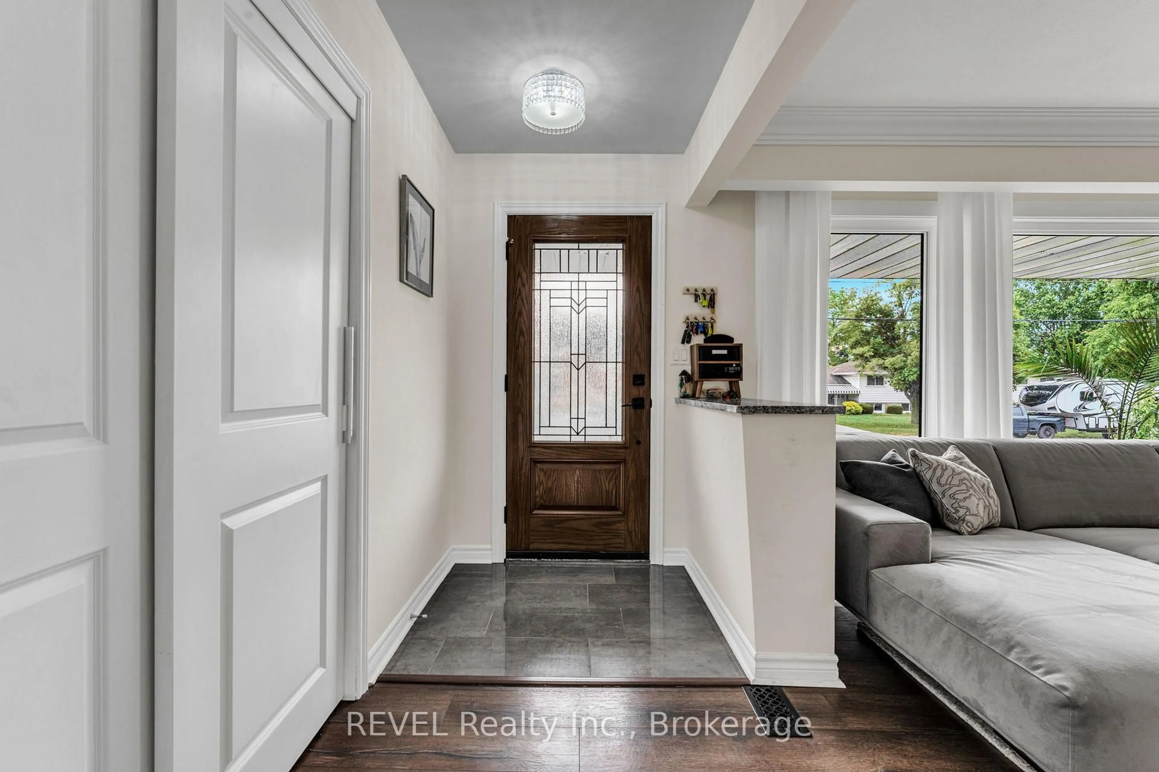 Indoor entryway for 141 Willson Rd, Welland Ontario L3C 2T5