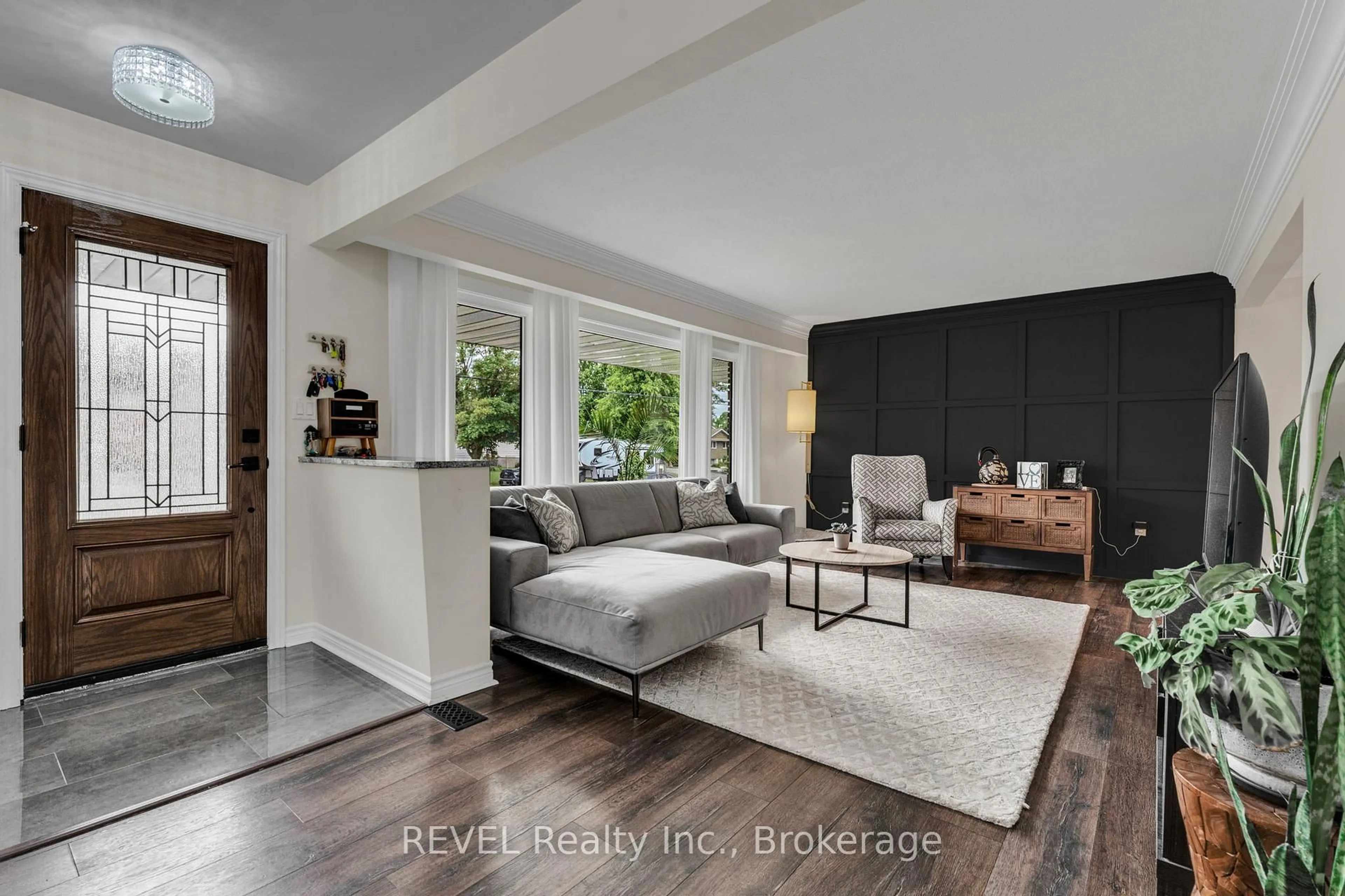 Living room with furniture, unknown for 141 Willson Rd, Welland Ontario L3C 2T5