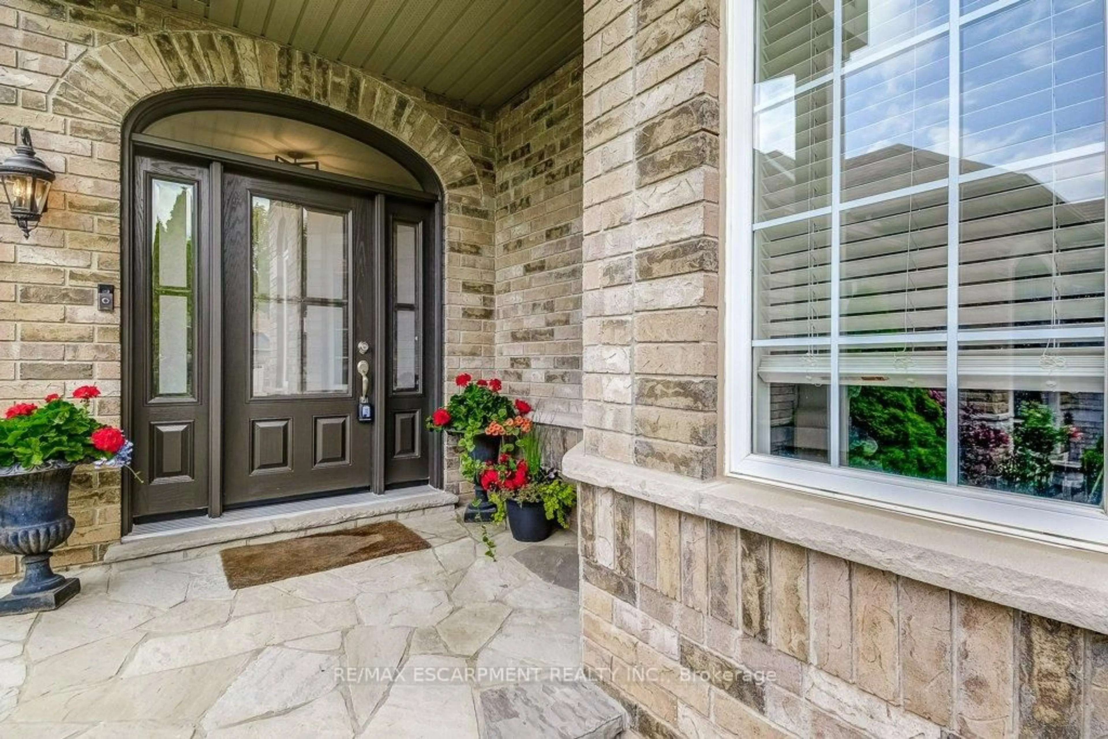 Indoor entryway for 98 Davidson Blvd, Hamilton Ontario L9H 7M4