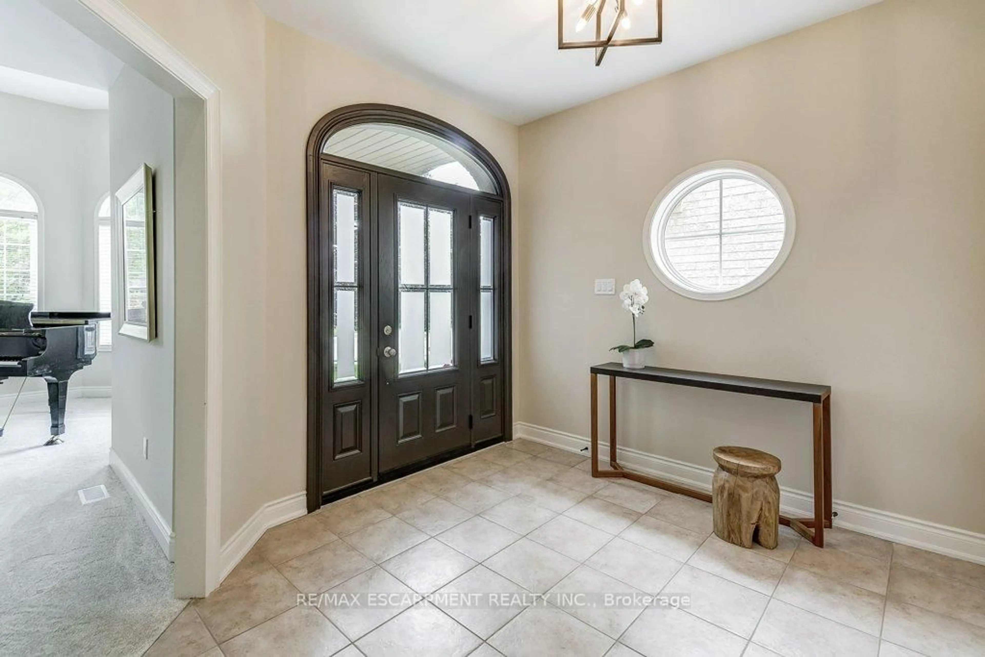 Indoor entryway for 98 Davidson Blvd, Hamilton Ontario L9H 7M4