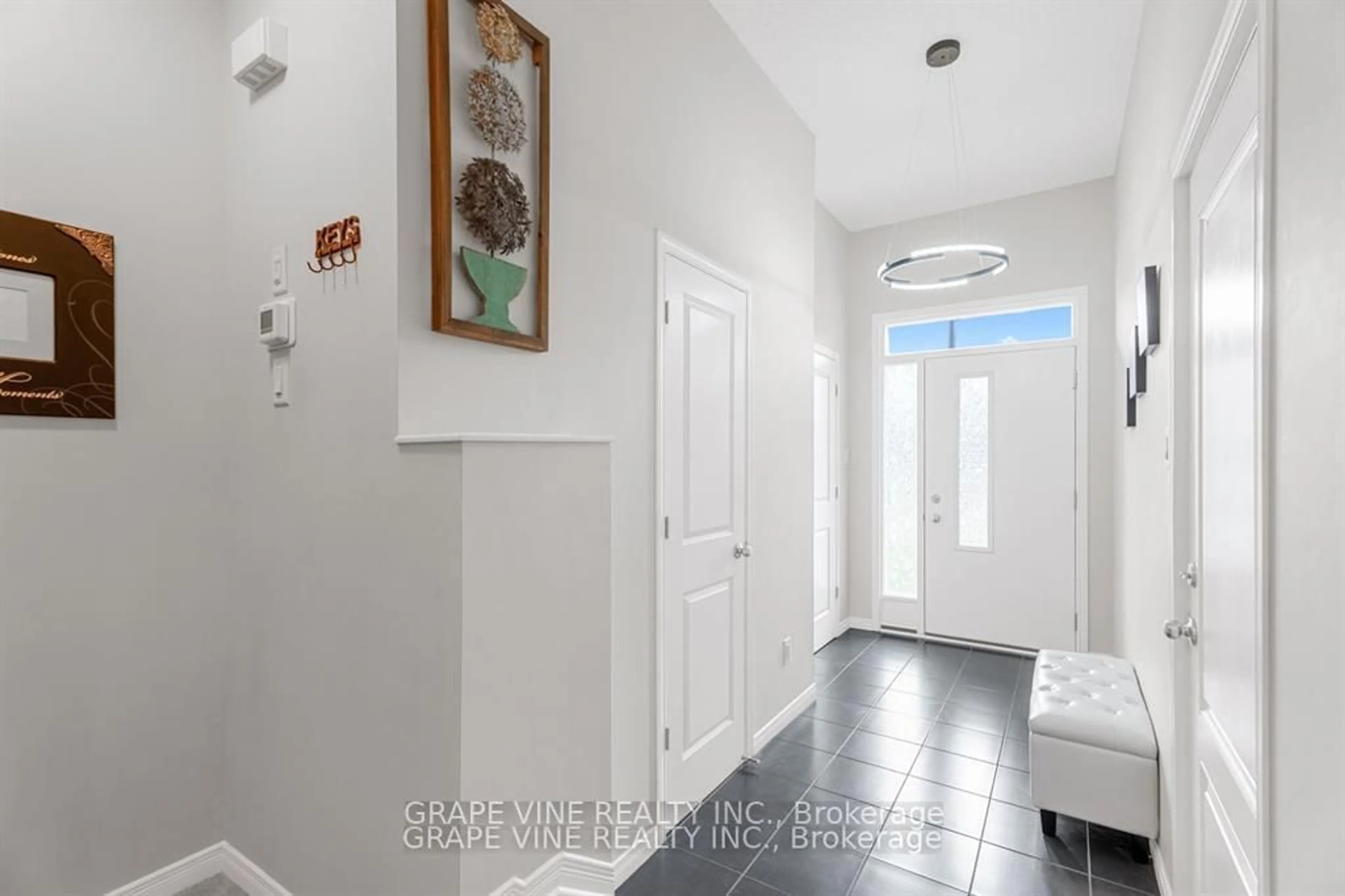 Indoor entryway for 678 Taliesin Cres, Ottawa Ontario K2S 2W5