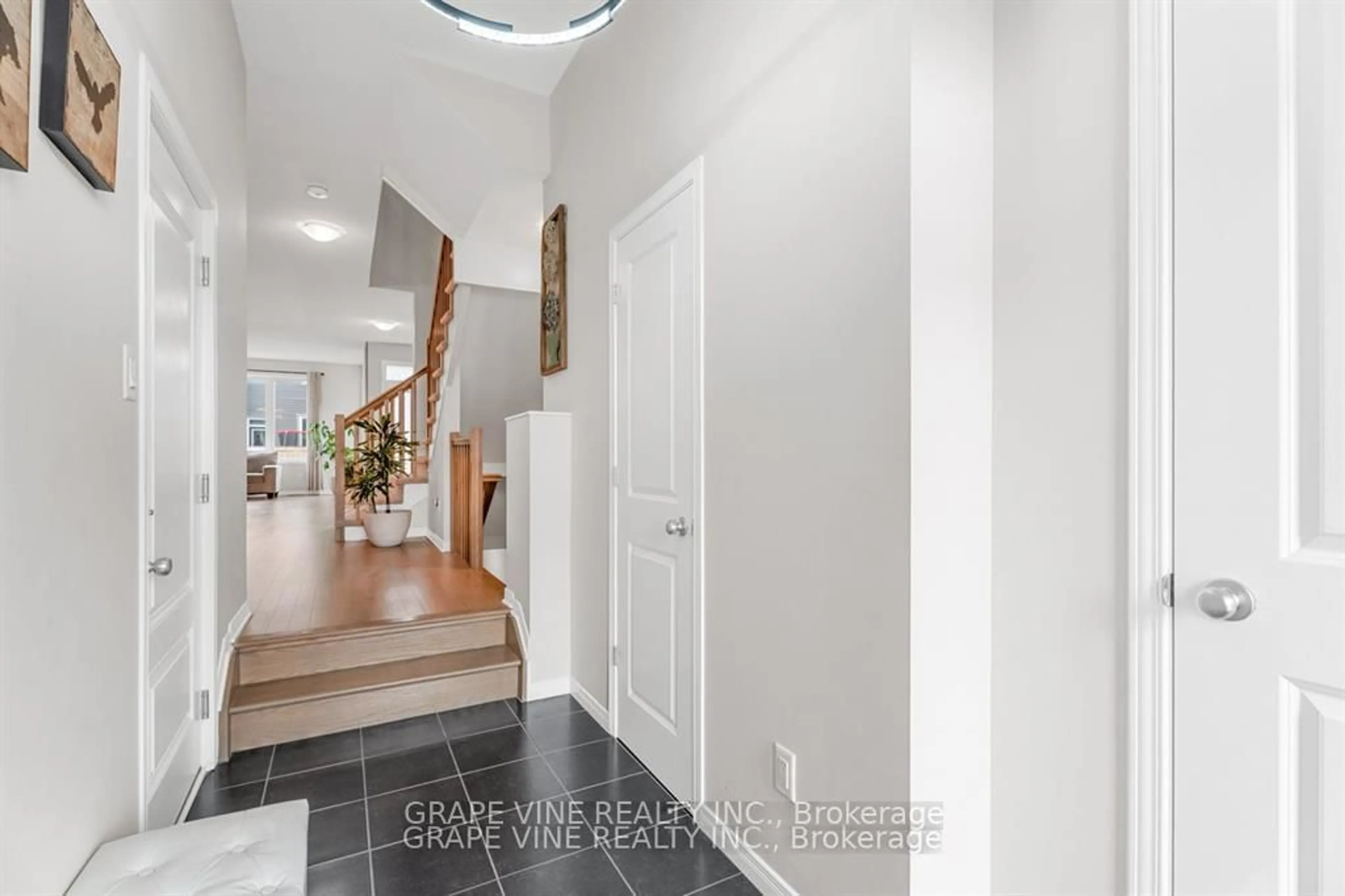 Indoor entryway for 678 Taliesin Cres, Ottawa Ontario K2S 2W5