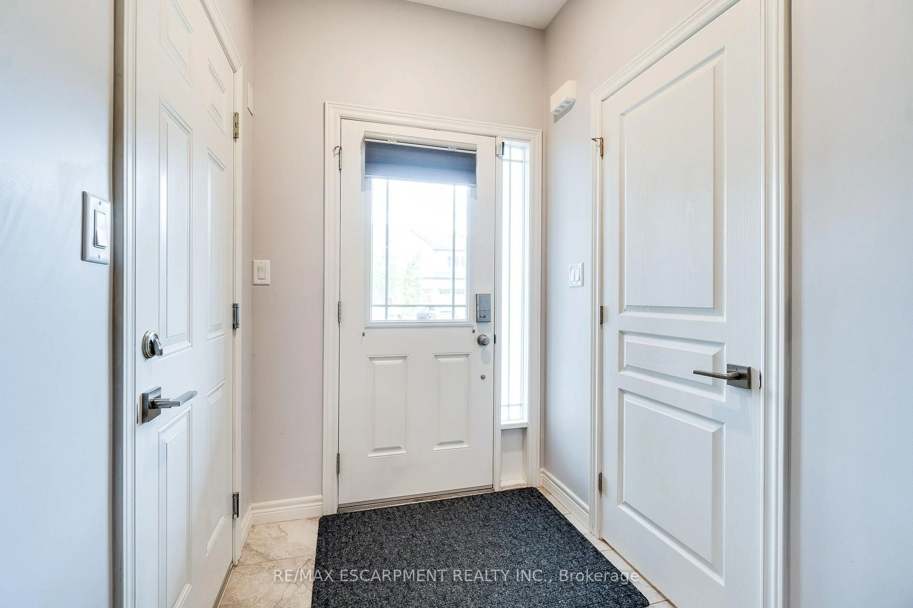 Indoor entryway for 159 Kinsman Dr, Hamilton Ontario L0R 1C0